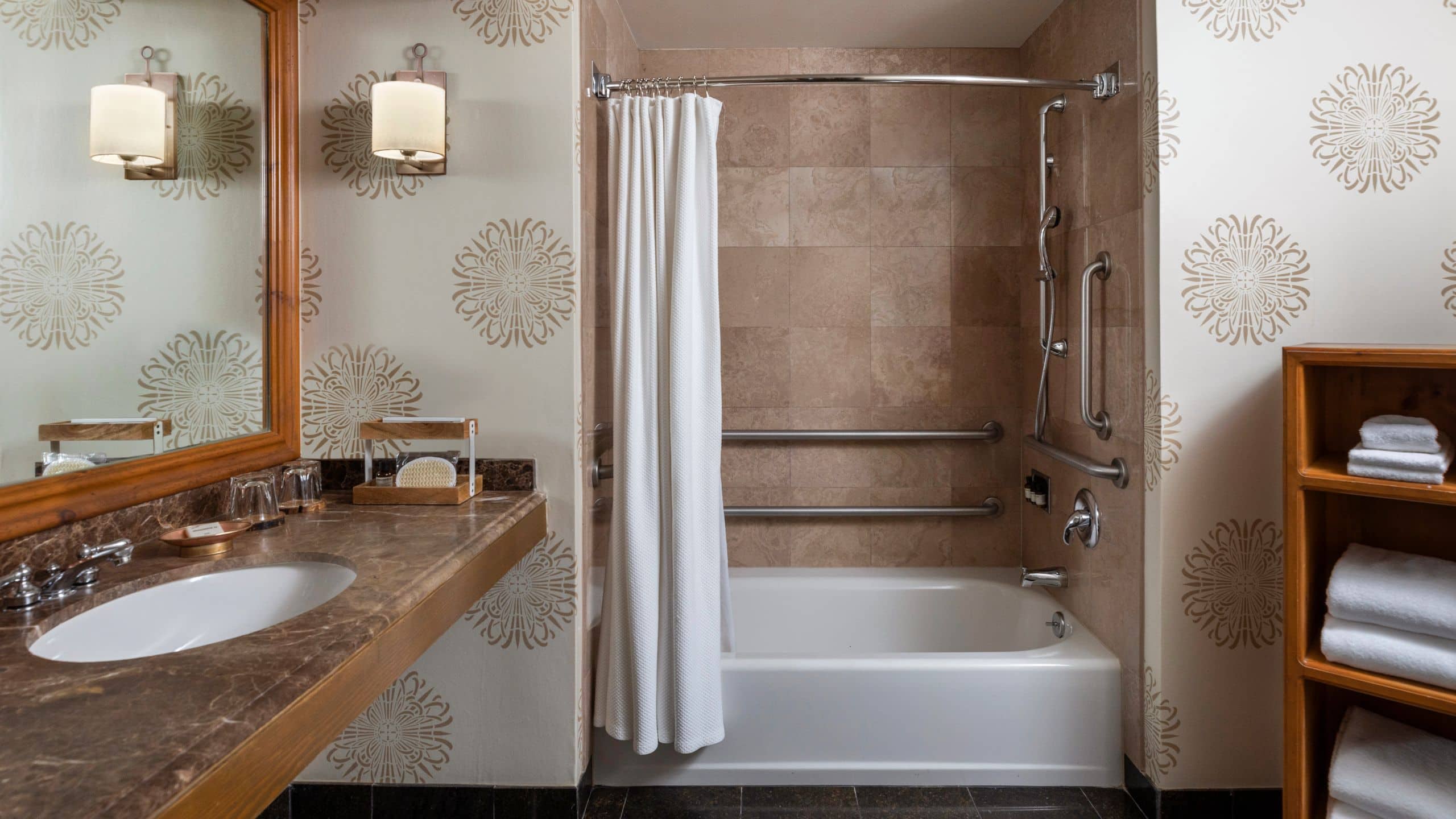 3 de 3 Park Hyatt Beaver Creek Resort and Spa Accessible Bathroom Bathtub