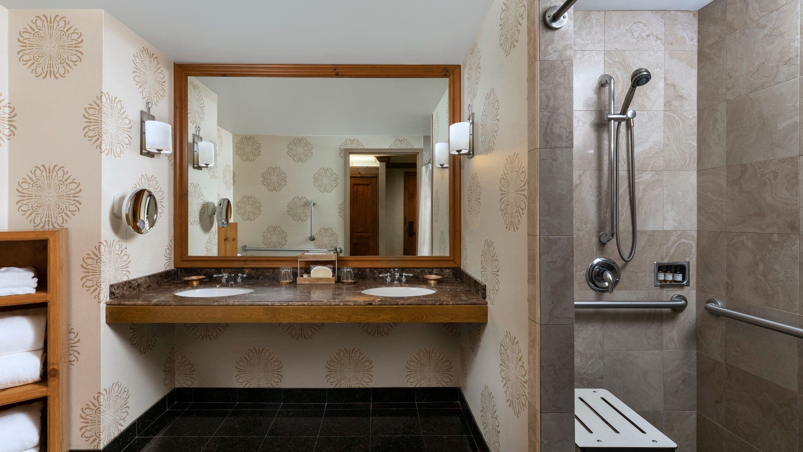 3 de 3 Park Hyatt Beaver Creek Resort and Spa Accessible Bathroom Shower
