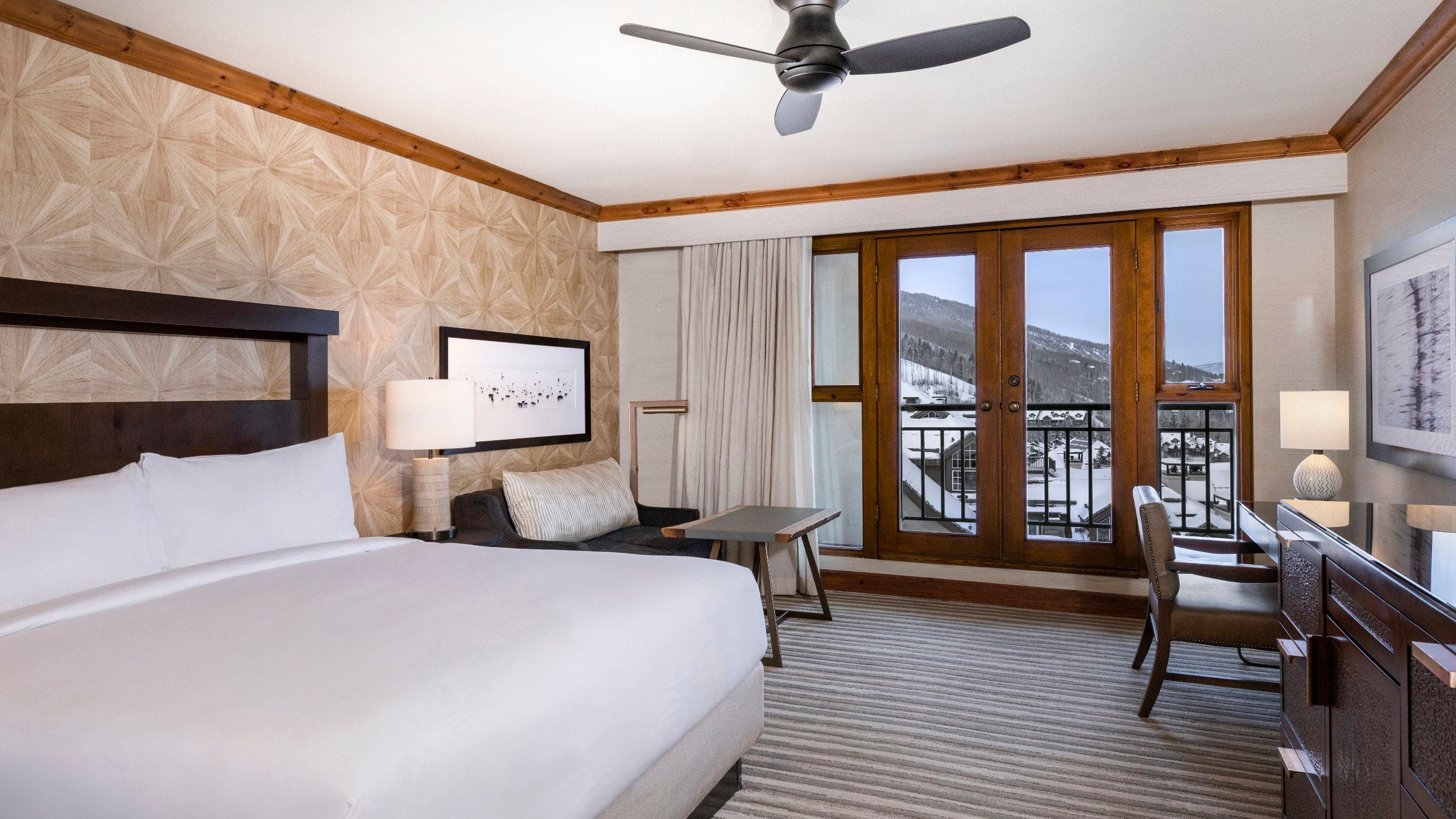 1 de 2 Park Hyatt Beaver Creek Resort and Spa King Guestroom Village View