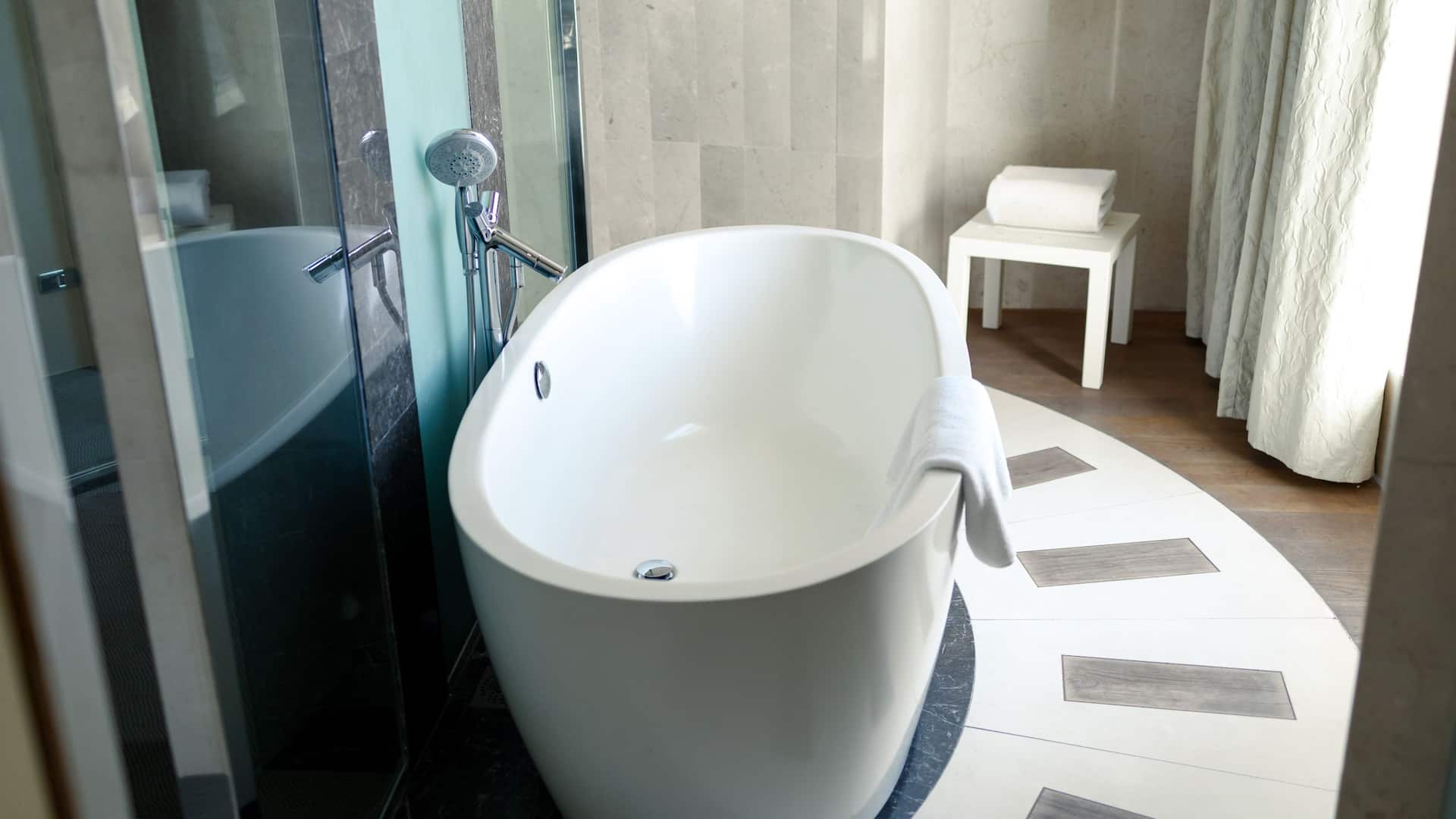 第 6，共 6 Hyatt Regency Dushanbe Presidential Suite Bathtub