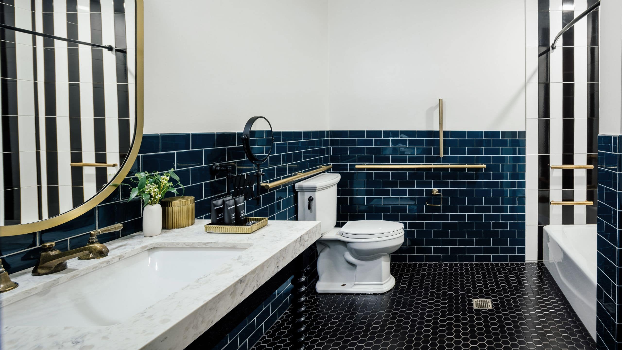 第 1，共 2 Dream Nashville Accessible Bathroom With Tub