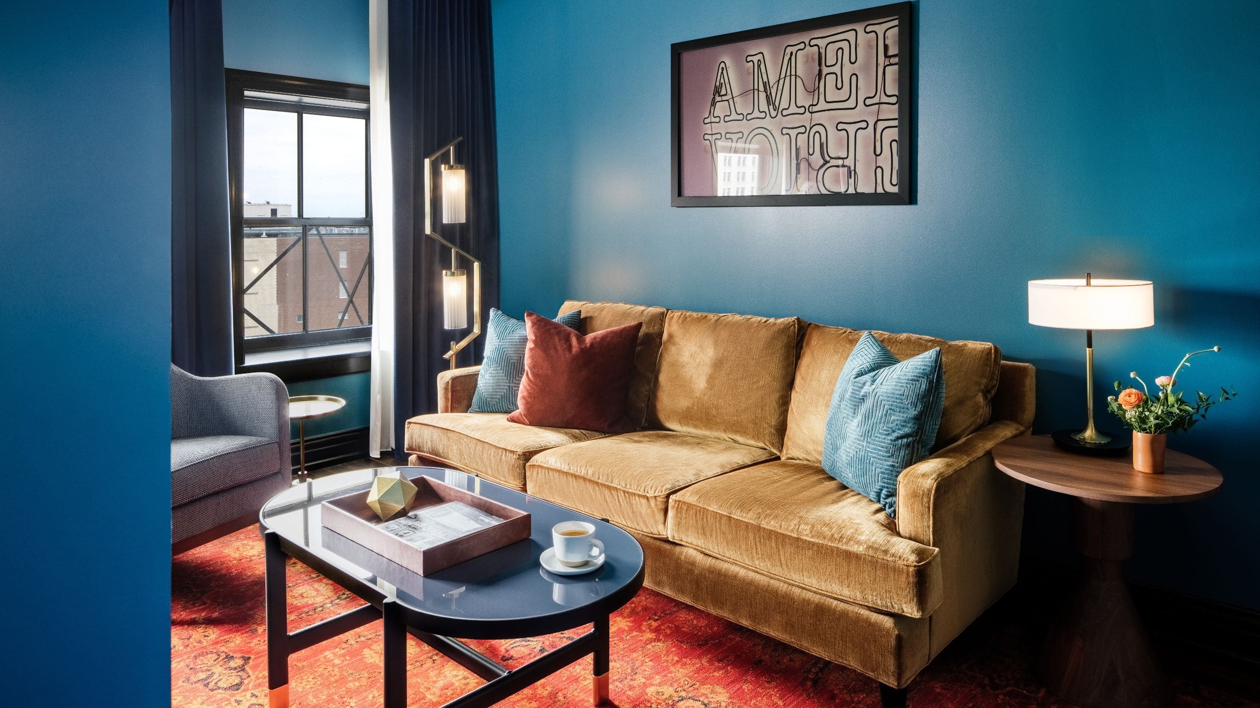 第 2，共 3 Dream Nashville Gold King Suite Seating Area Couch