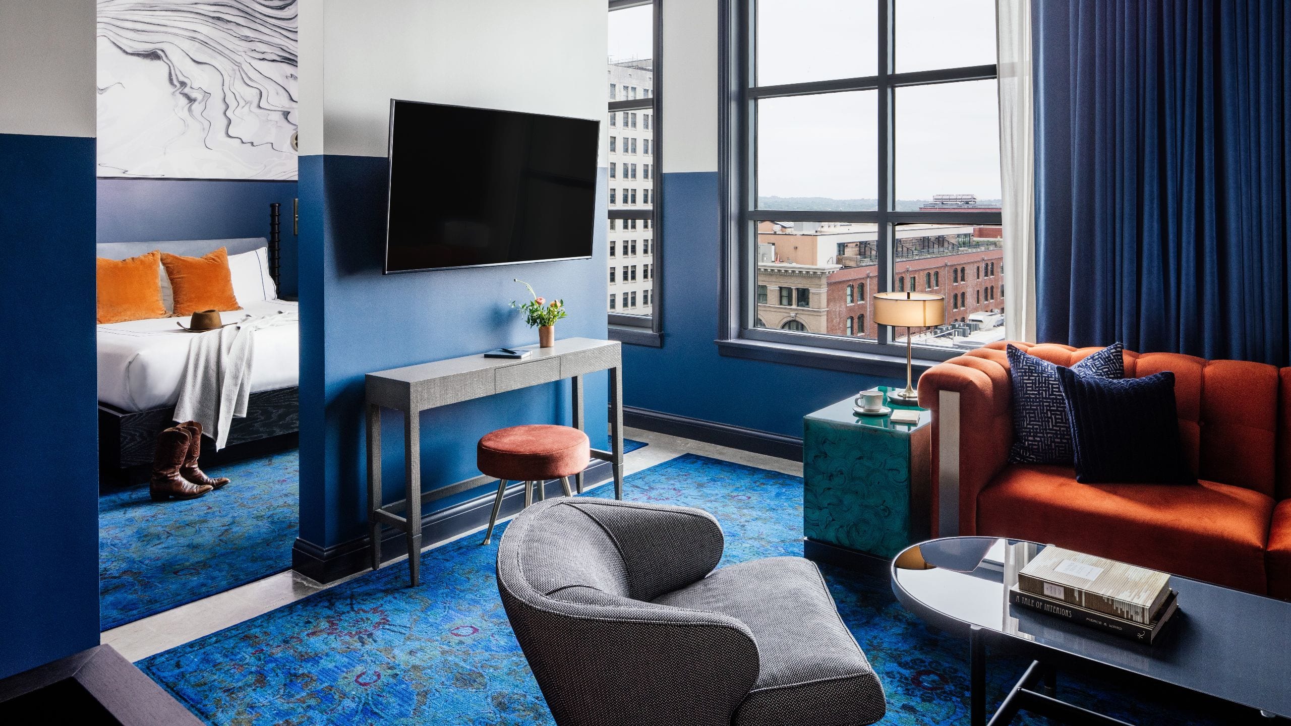 第 2，共 3 Dream Nashville Utopia Suite Seating And Bedroom