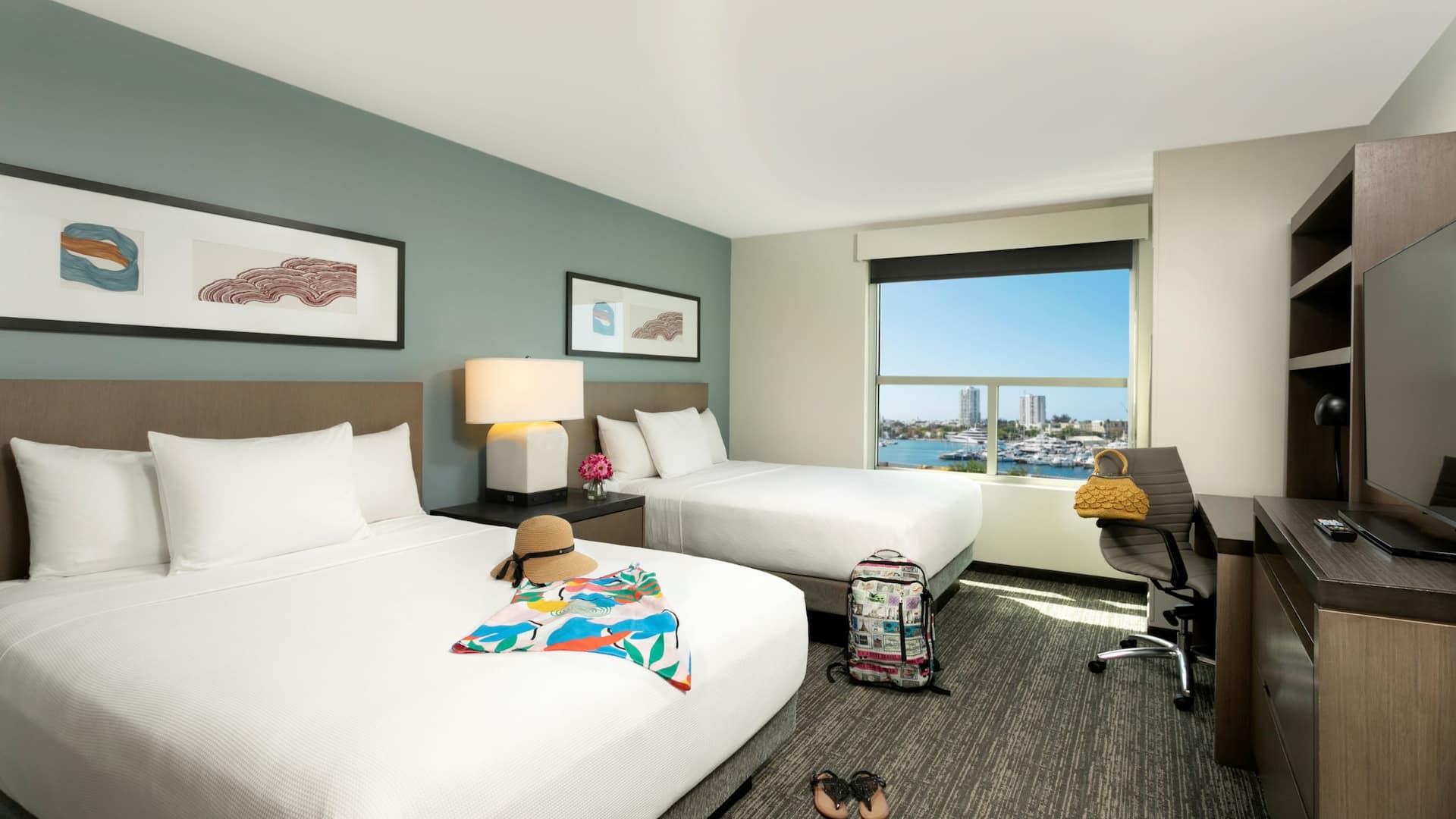 第 2，共 3 Hyatt House San Juan Two Queen Bed Den Guestroom Bay View Lifestyle