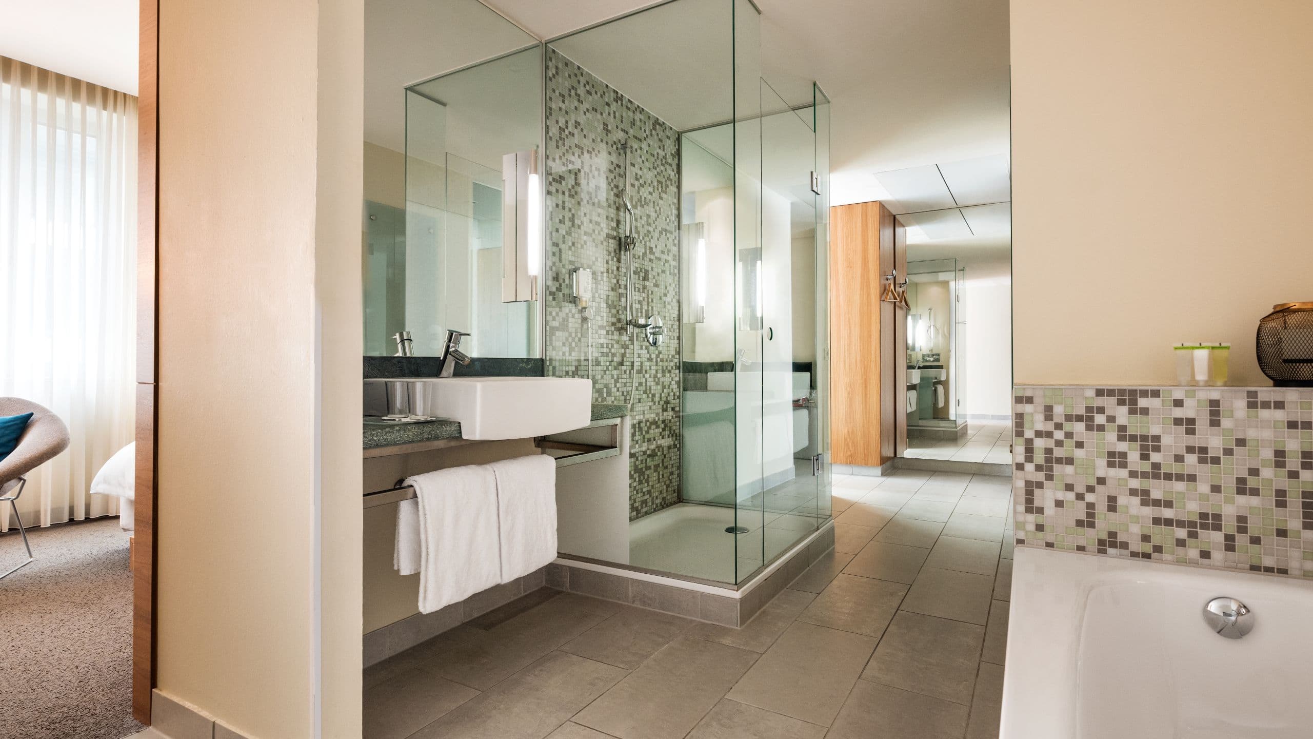 2 of 5 Lindner Hotel Am Ku'Damm Two Twin Beds Deluxe Bathroom