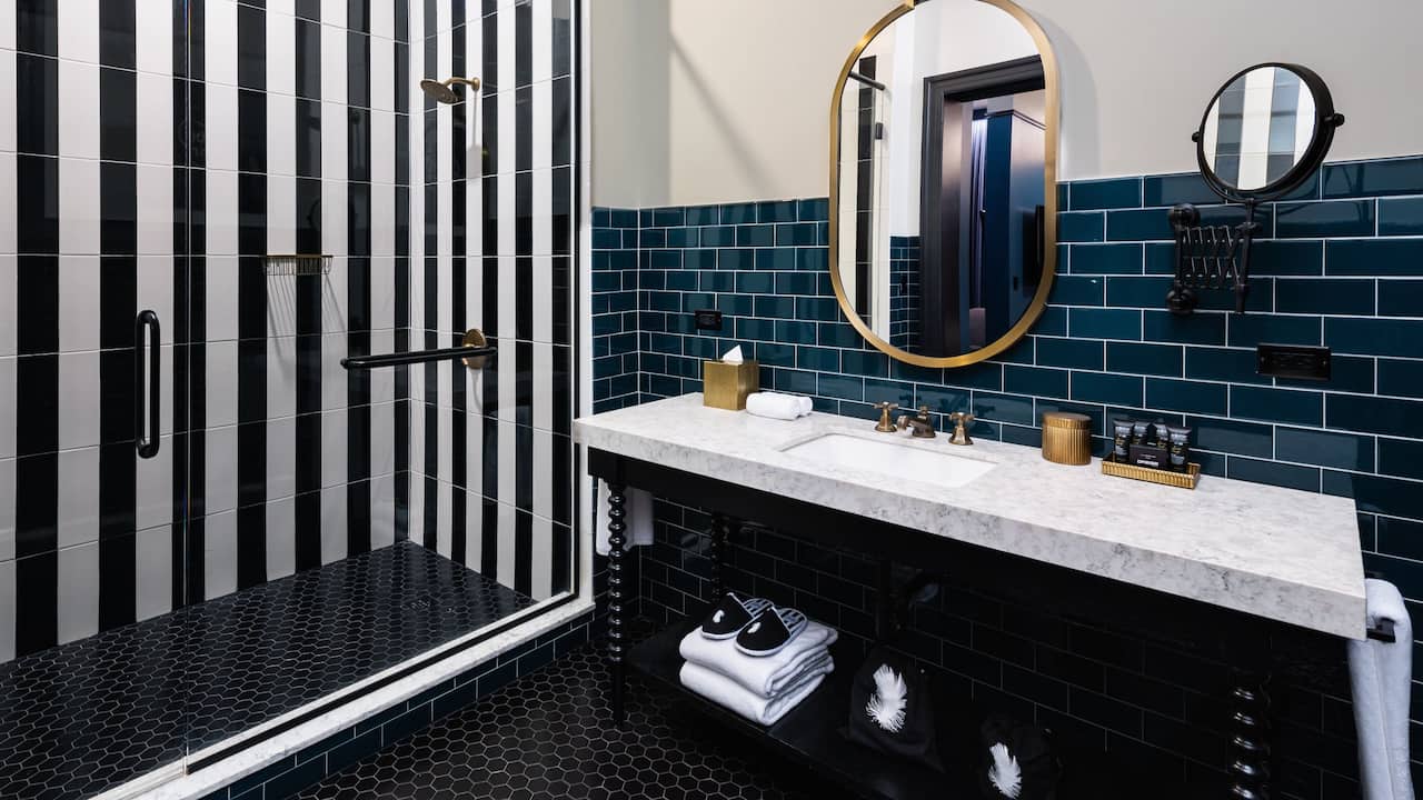 Gold King Suite Bathroom