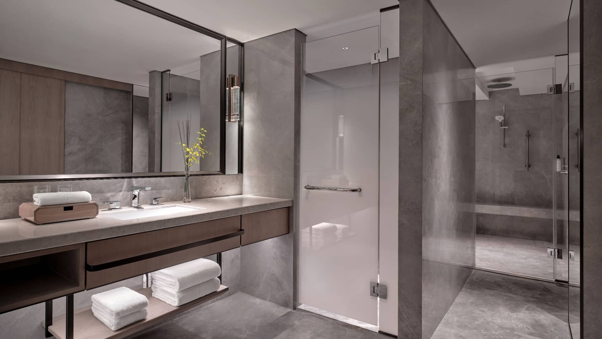 2 von 2 Grand Hyatt Beijing King Bed Studio Restroom