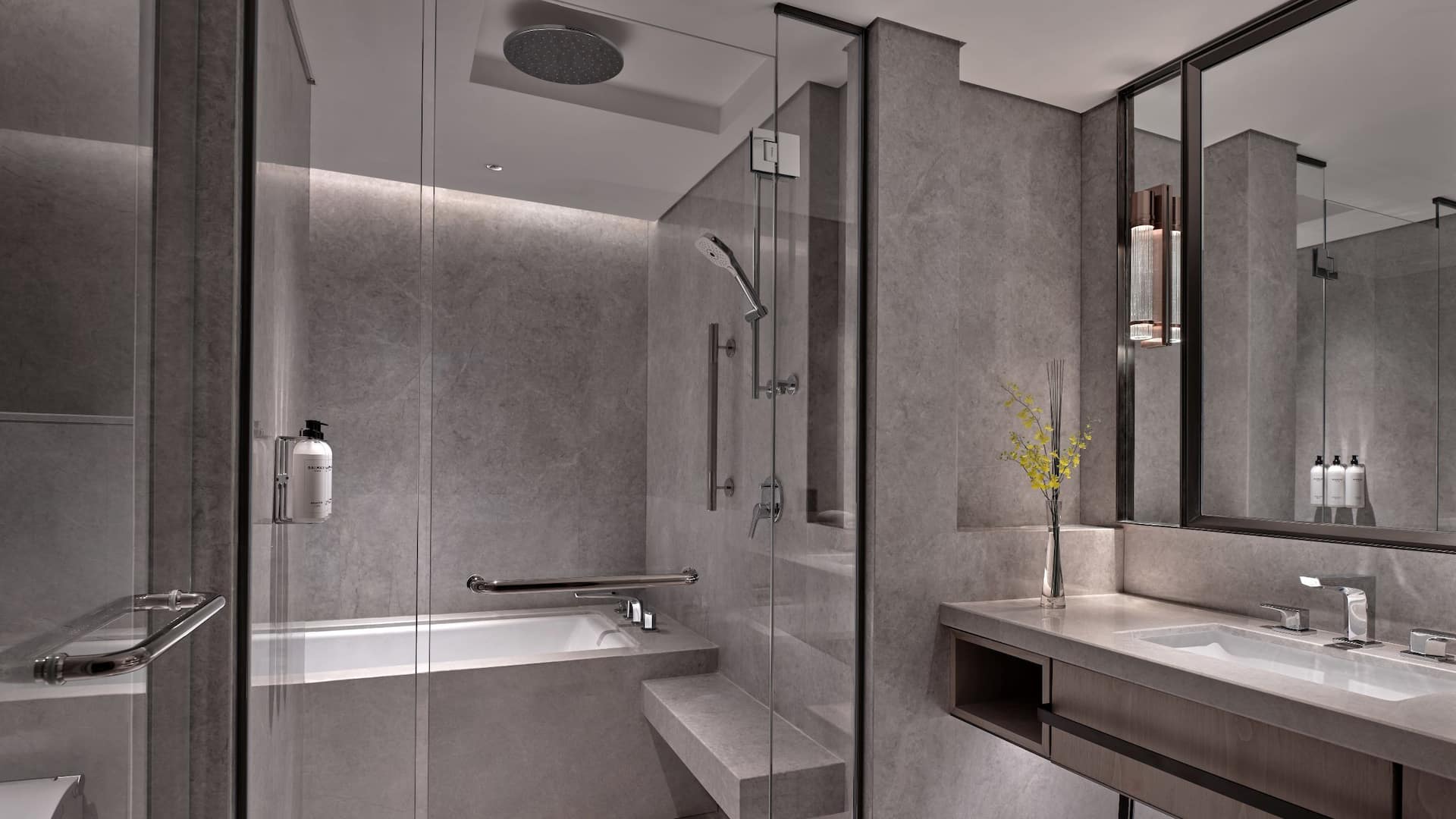 3 von 3 Grand Hyatt Beijing Grand Suite King Restroom