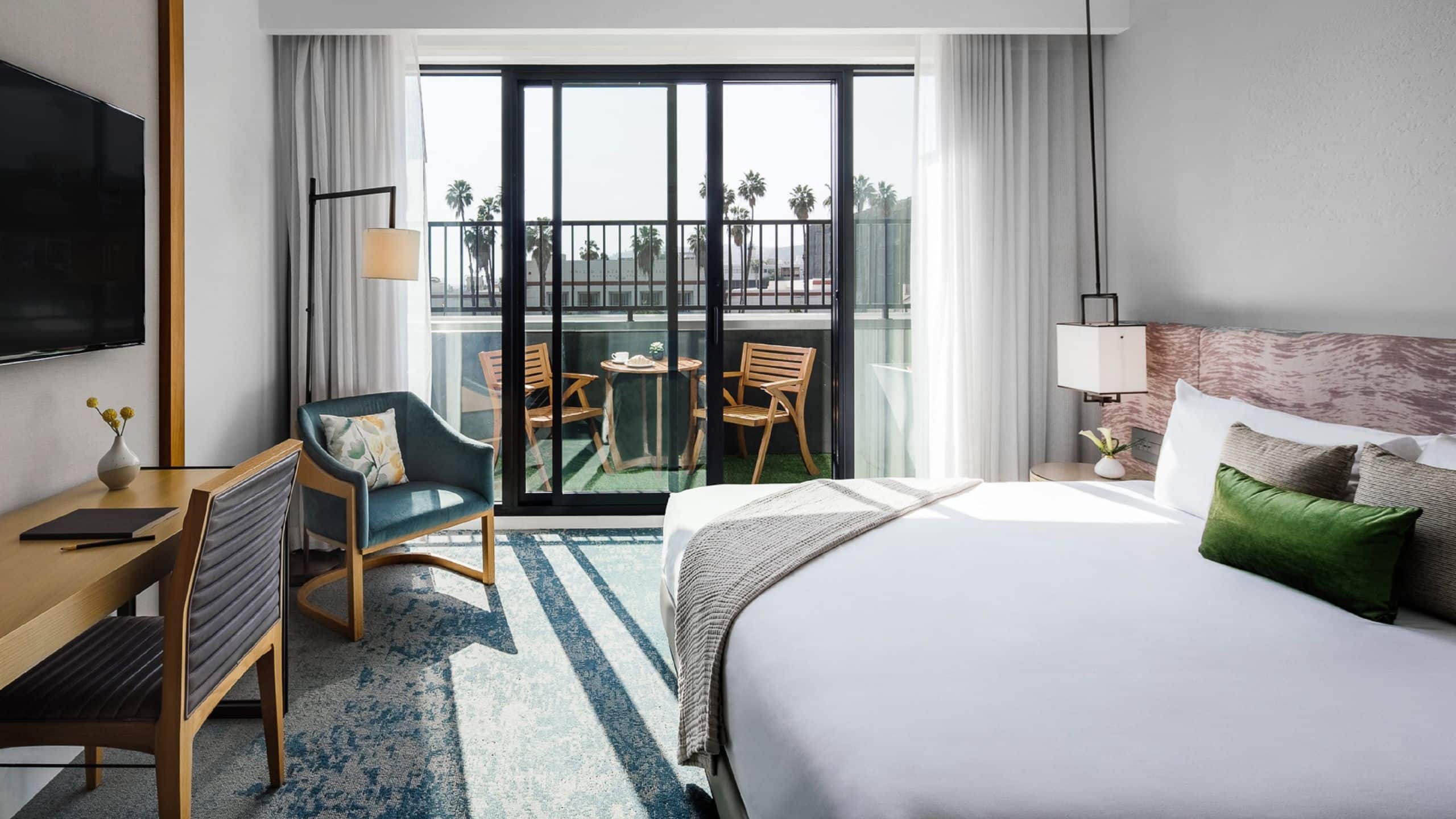 Dream Hollywood Bronze King Balcony