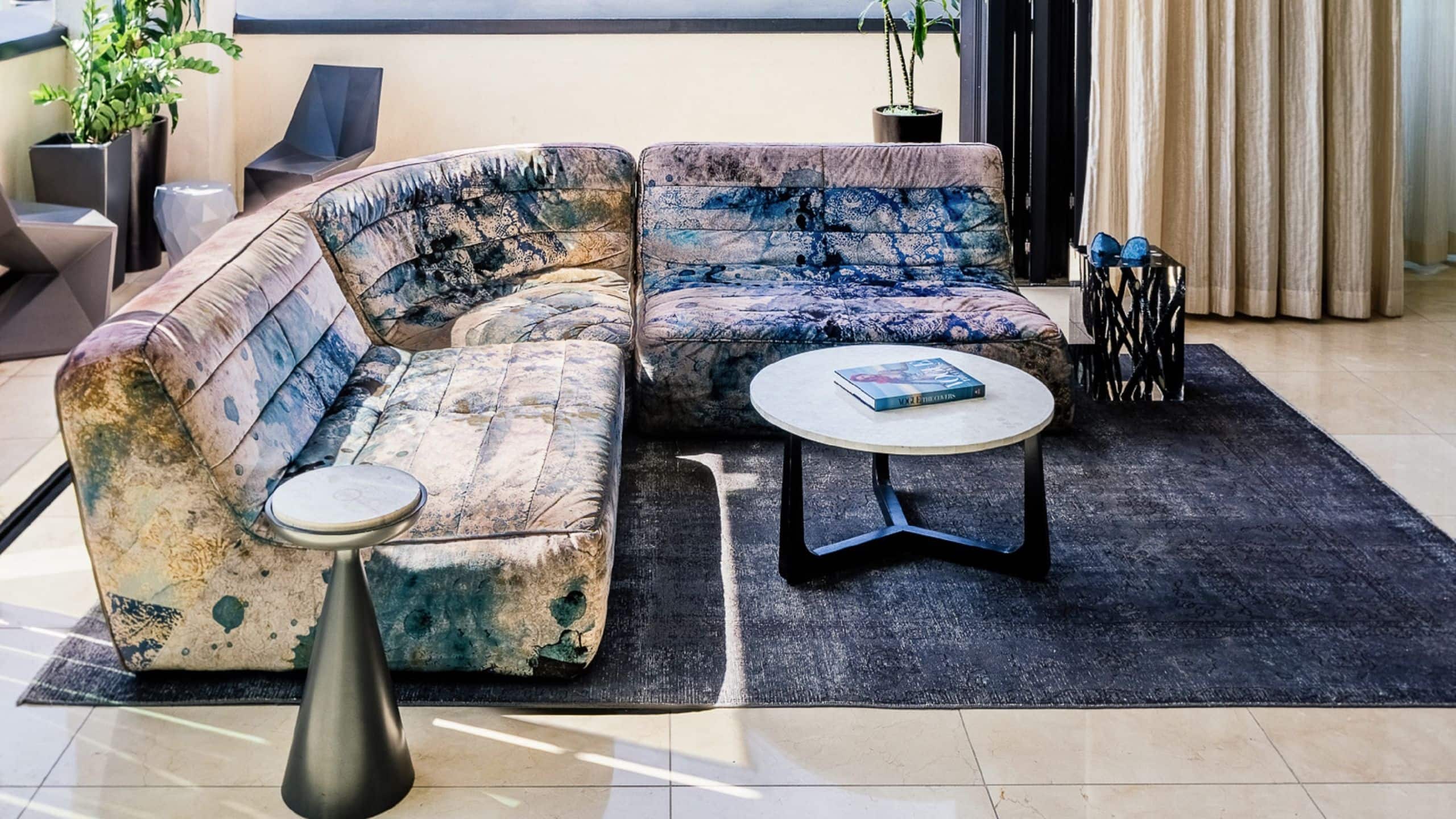2/7 Dream Hollywood Guest House Couch