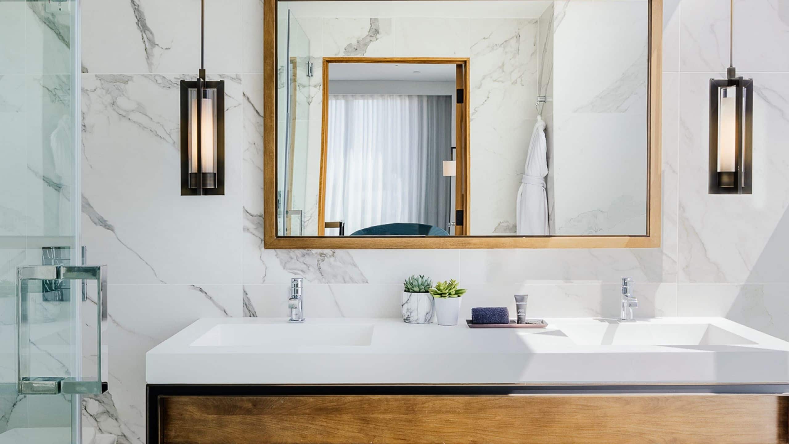 4/6 Dream Hollywood Platinum Studio Bathrooms