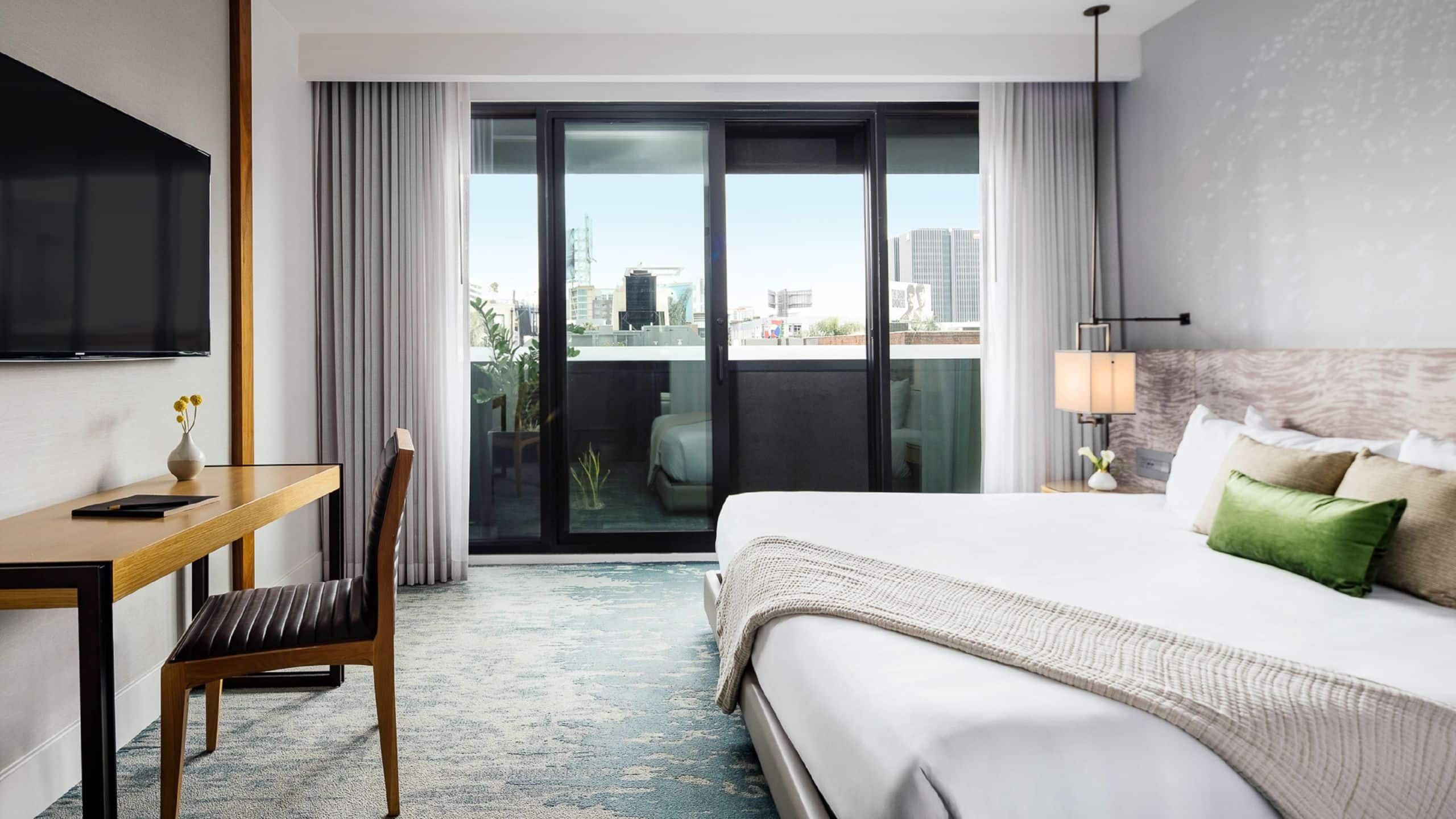 Dream Hollywood Silver King Balcony