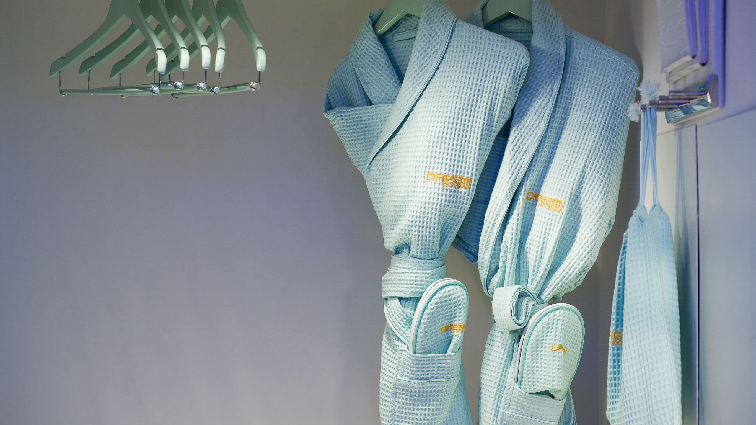 2 von 2 Dream South Beach Robes Closet  All Rooms And Suites