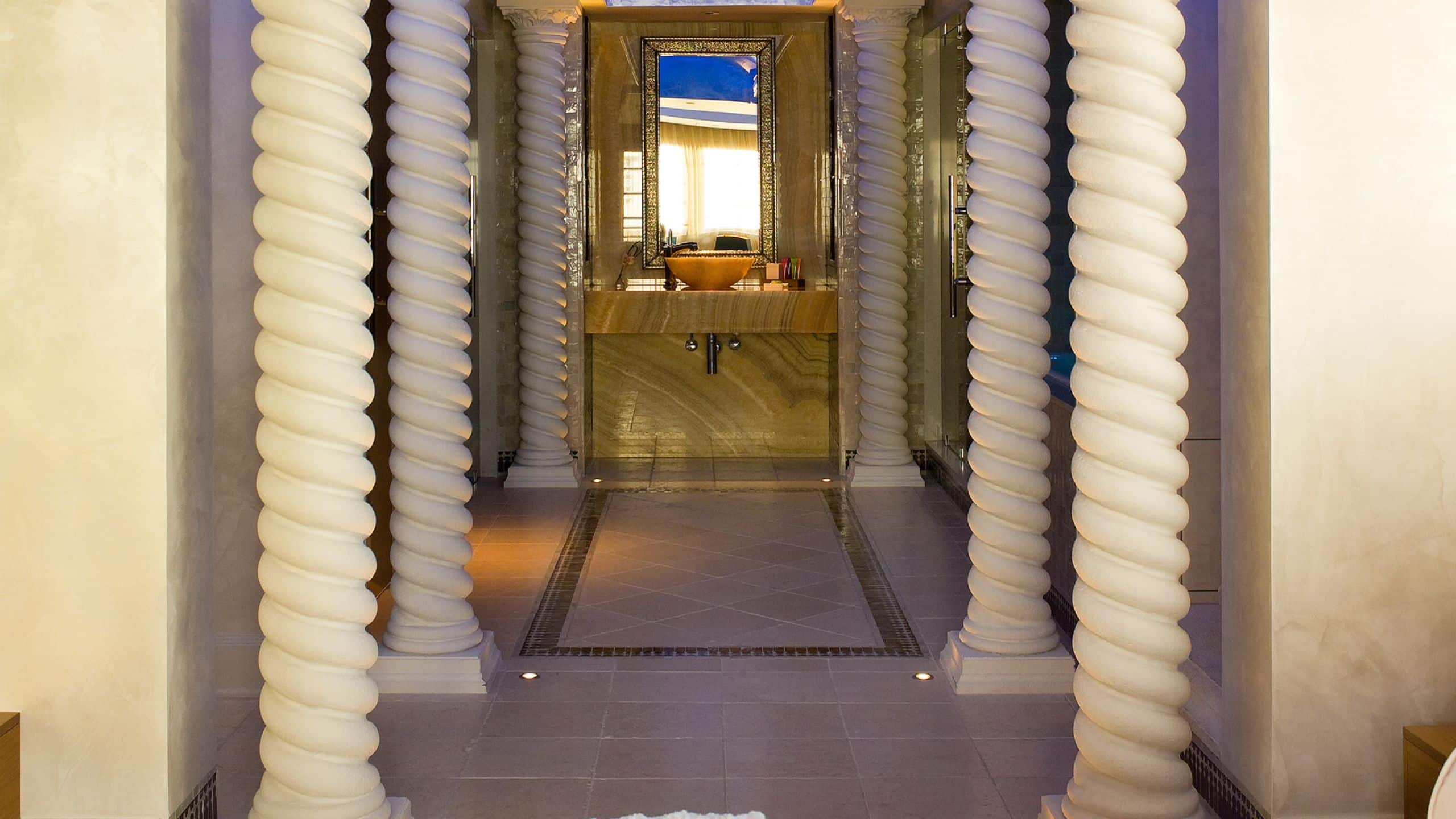 6 von 13 Dream South Beach One King Br Guesthouse Suite Vanity