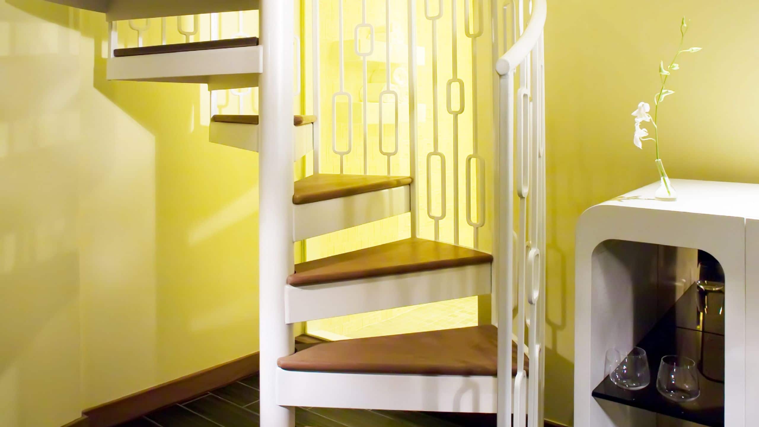 8 von 9 Dream South Beach One King Br Specialty Sun Suite Staircase