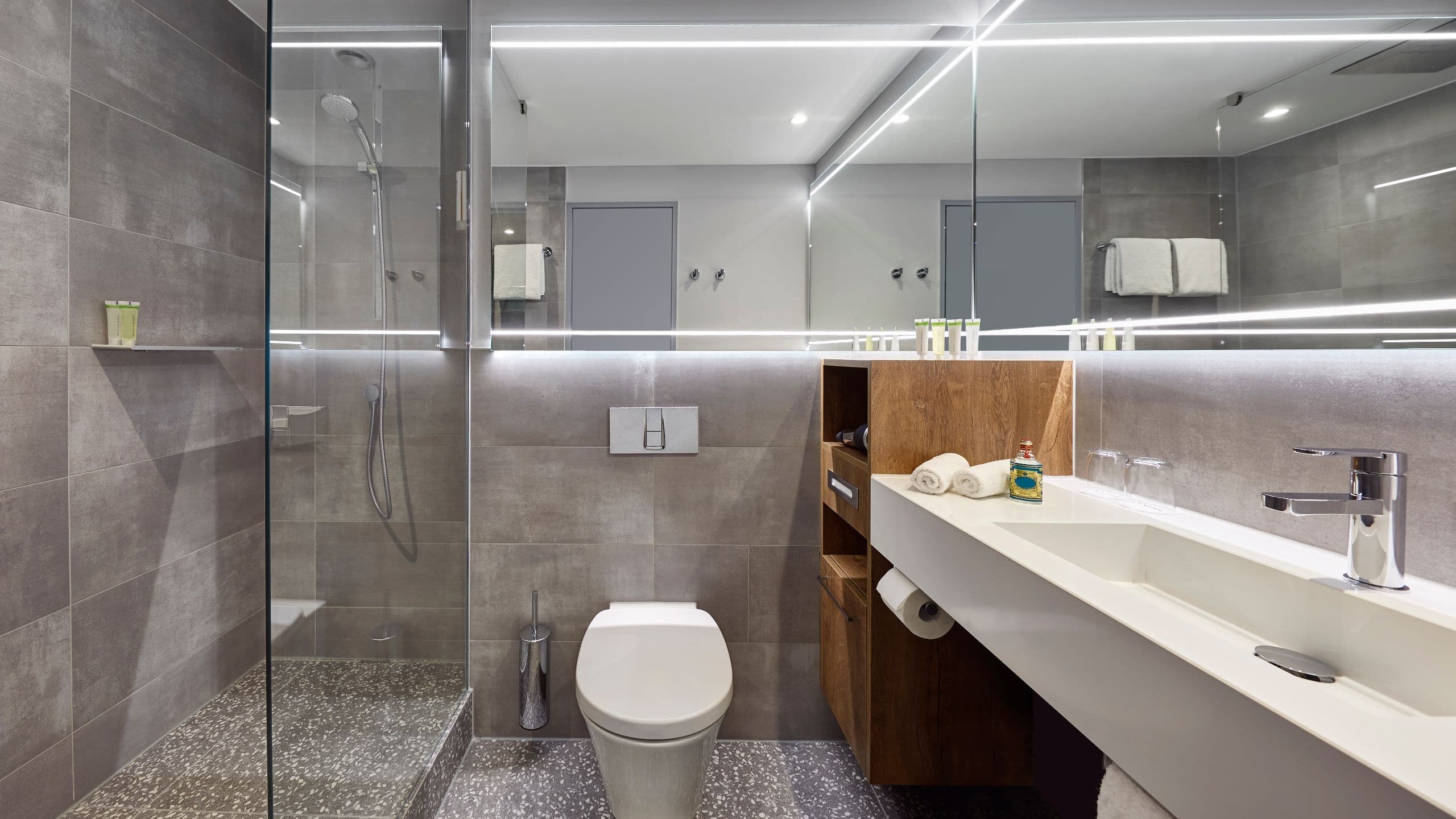 Lindner Hotel City Plaza Bathroom Shower