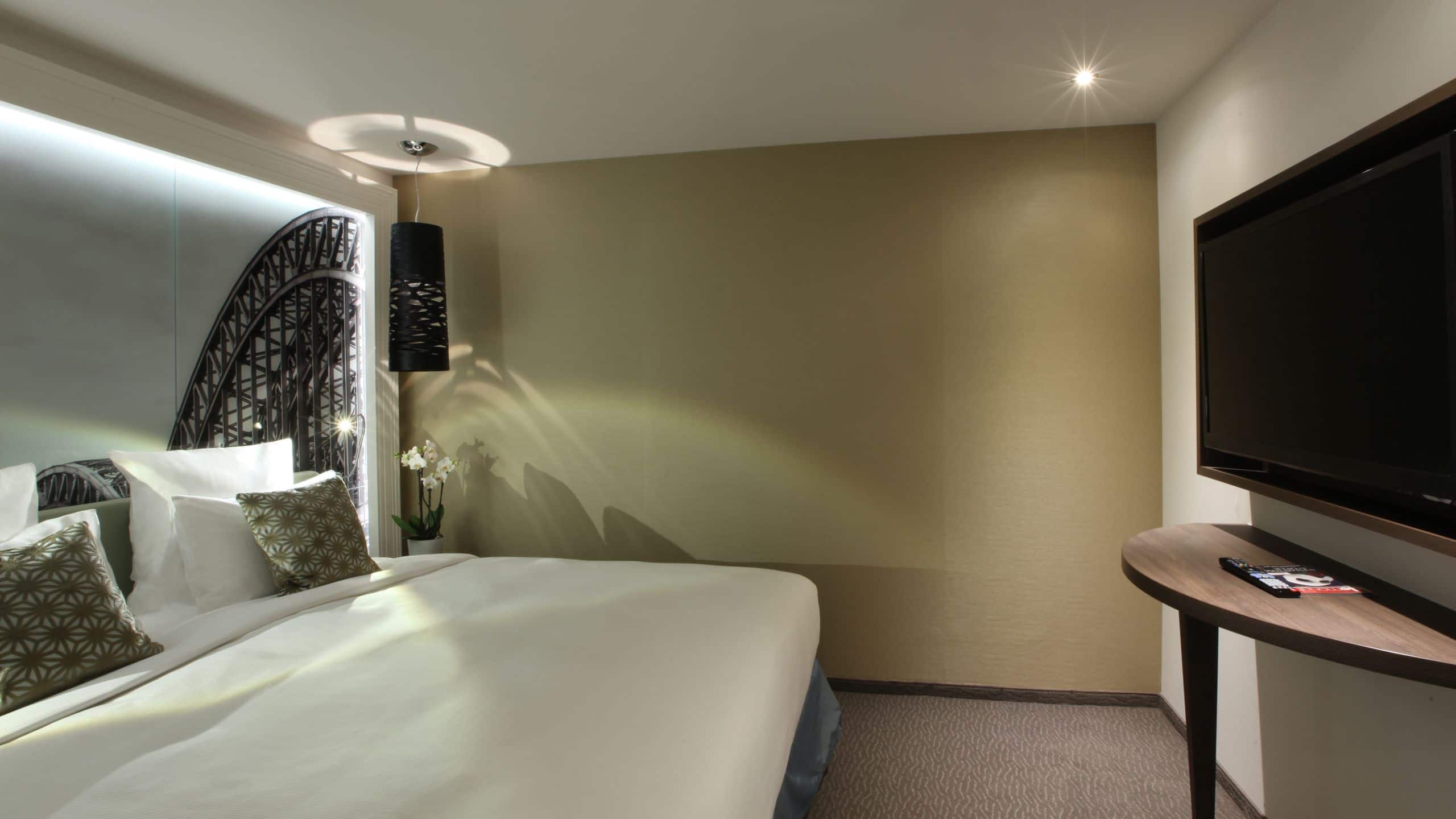 Lindner Hotel City Plaza Suite Bed TV