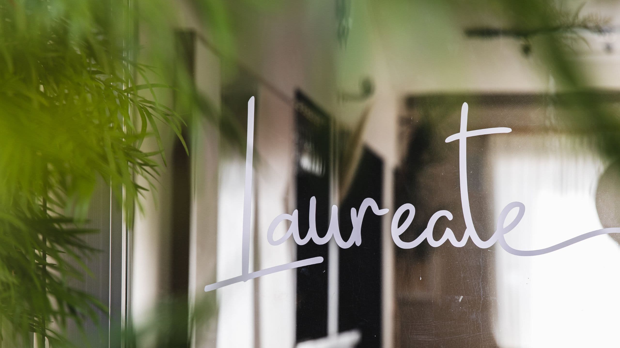 The Laurel Inn Laureate Bar And Lounge Sign