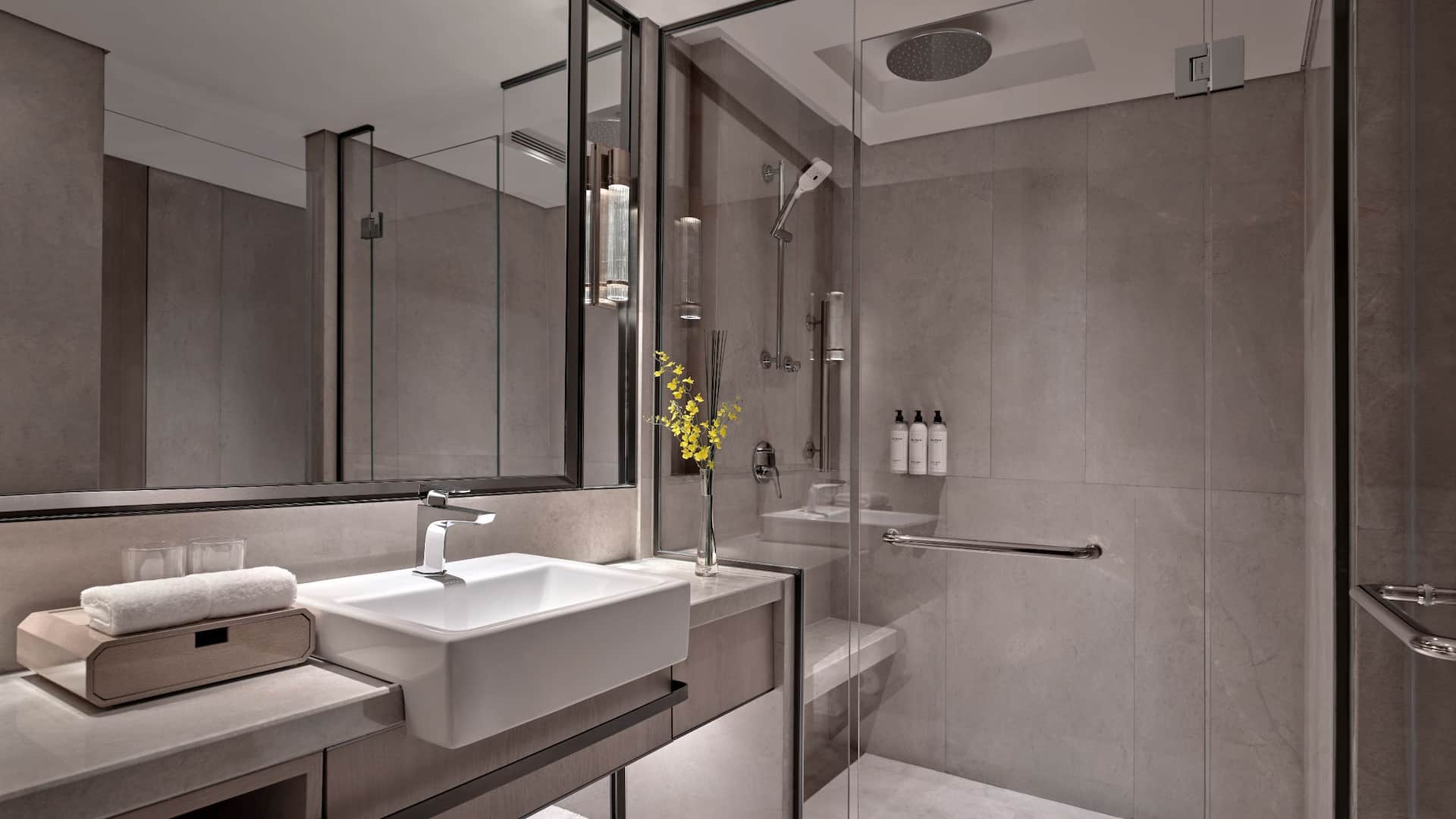 2 von 2 Grand Hyatt Beijing One King City View Bathroom Shower