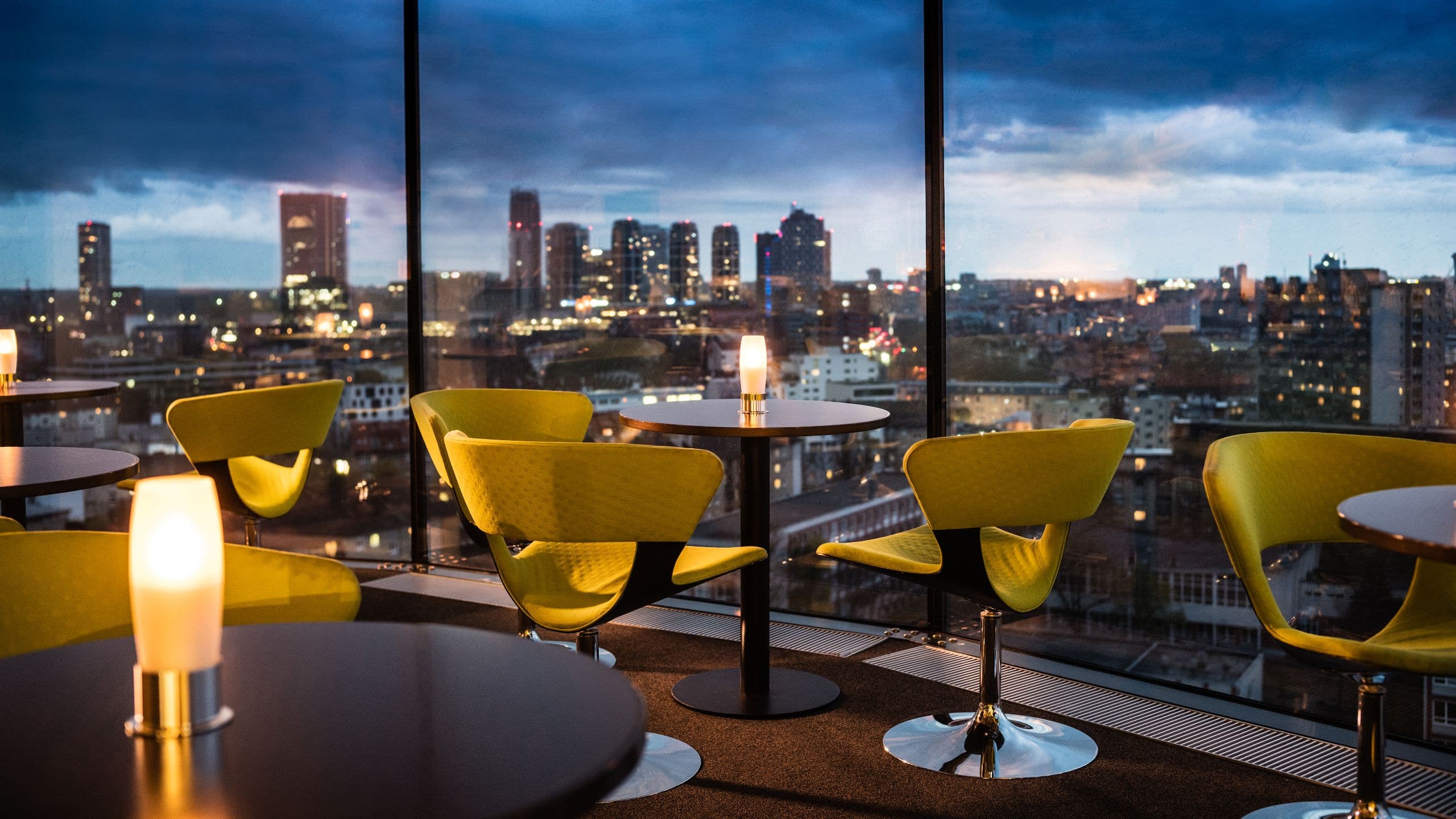 Lindner Hotel Gallery Central Outlook Bar and Lounge Night