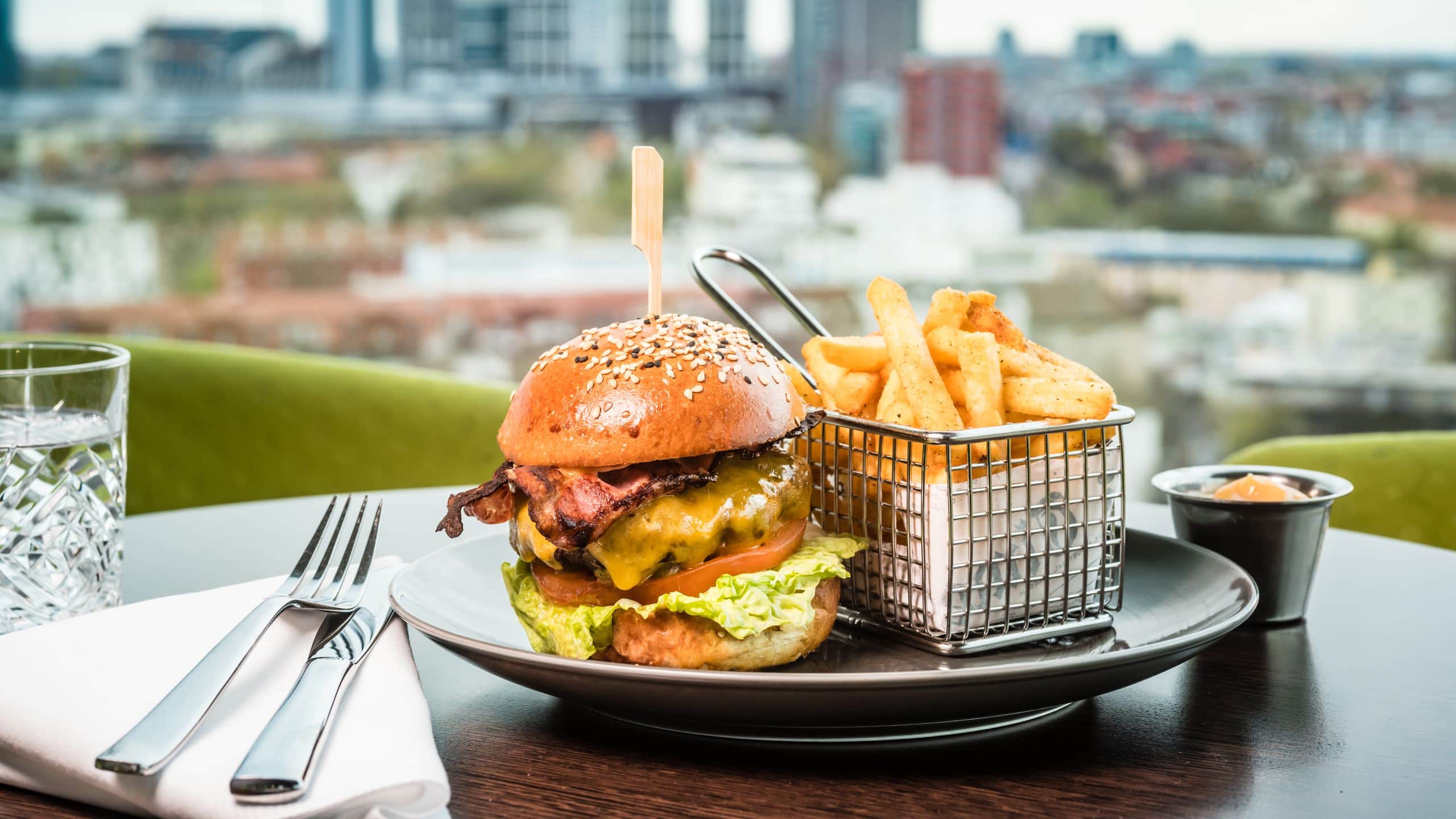 Lindner Hotel Gallery Central Restaurant Burger