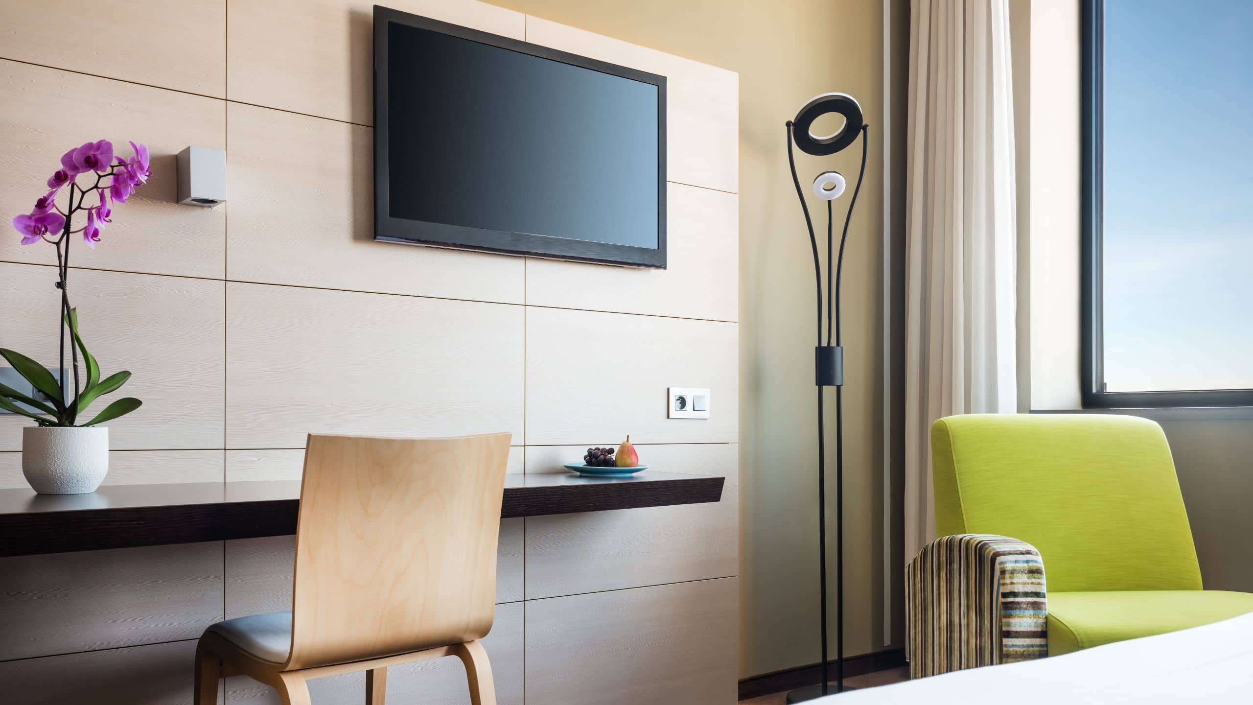 Lindner Hotel Gallery Central One King Bed Castle View TV