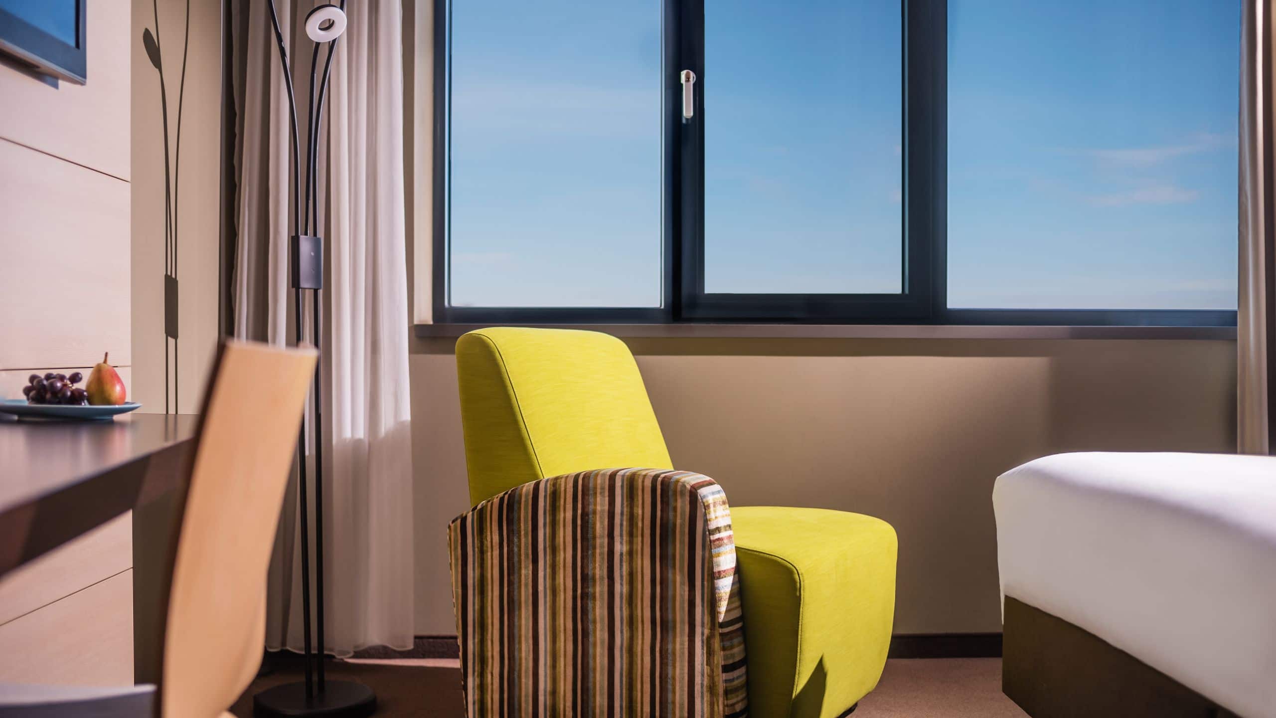 Lindner Hotel Gallery Central One King Bed Chair