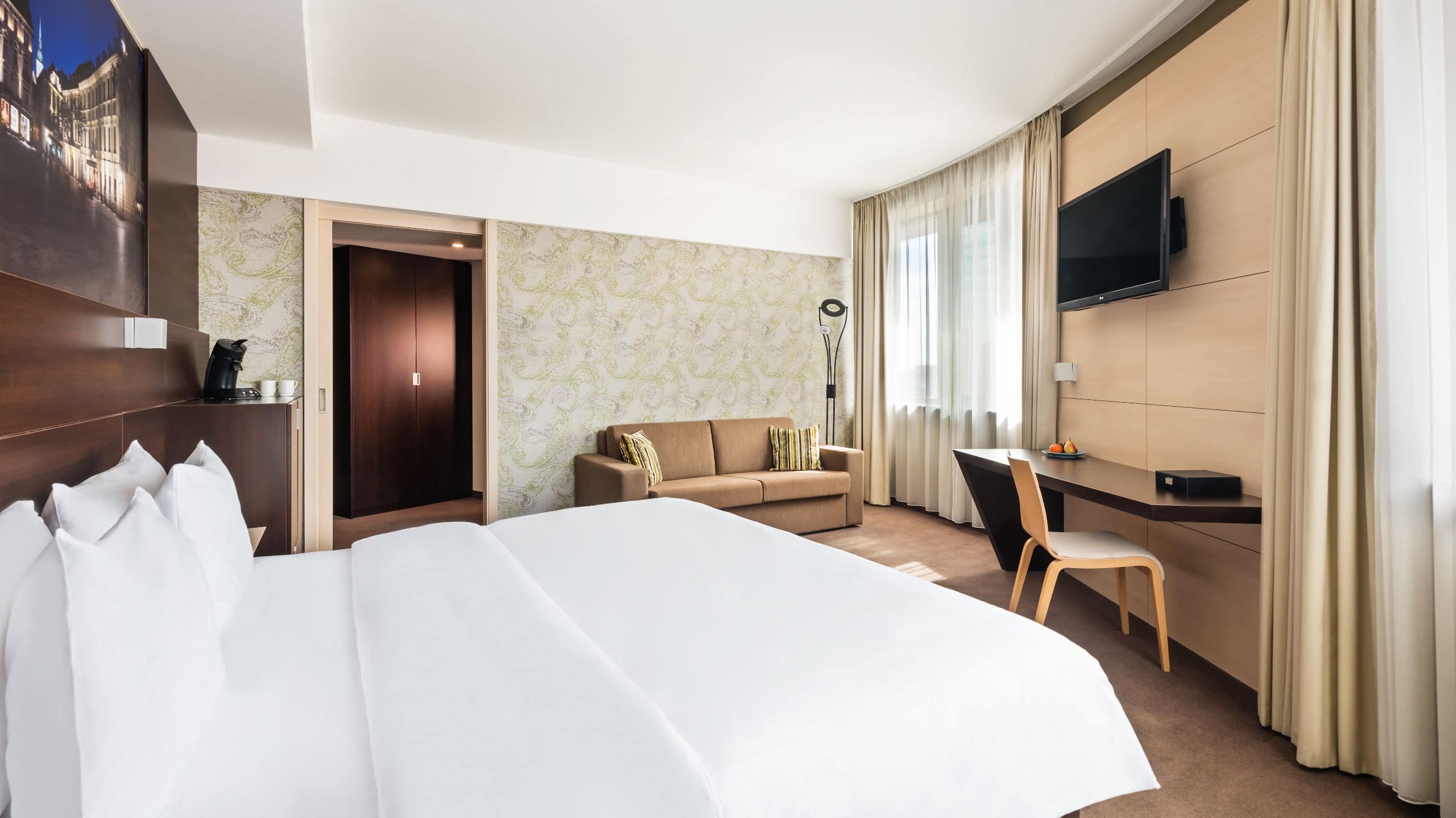 Lindner Hotel Gallery Central One King Bed City View Deluxe