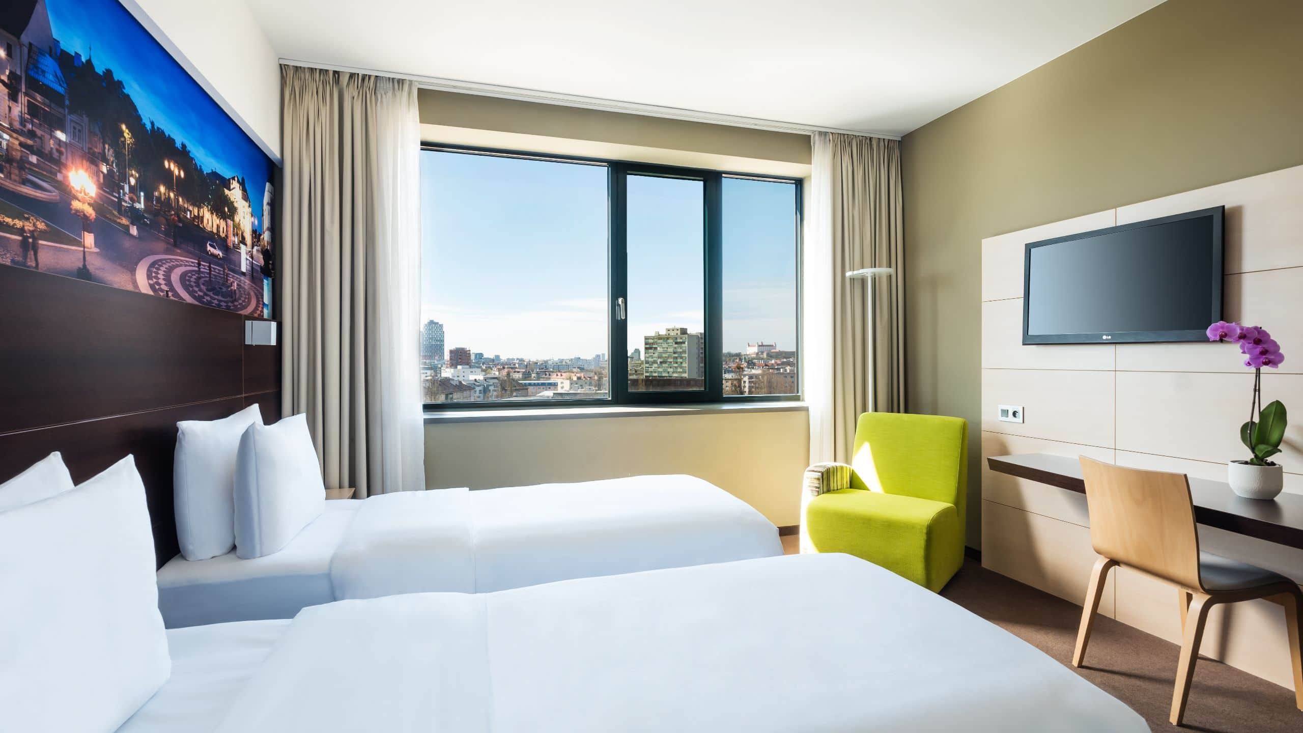 5 of 5 Lindner Hotel Gallery Central Two Twin Beds Overview