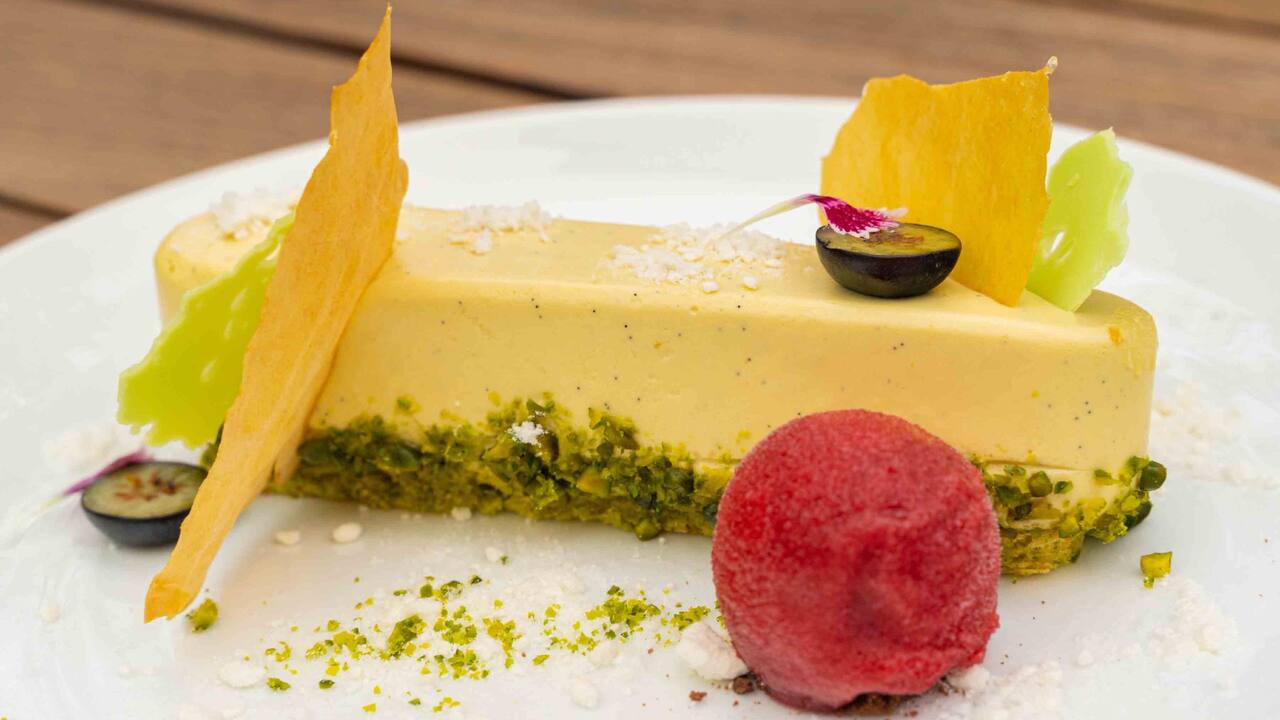 Hyatt Regency Hakone Resort & Spa| Living Room Seasonal Cake