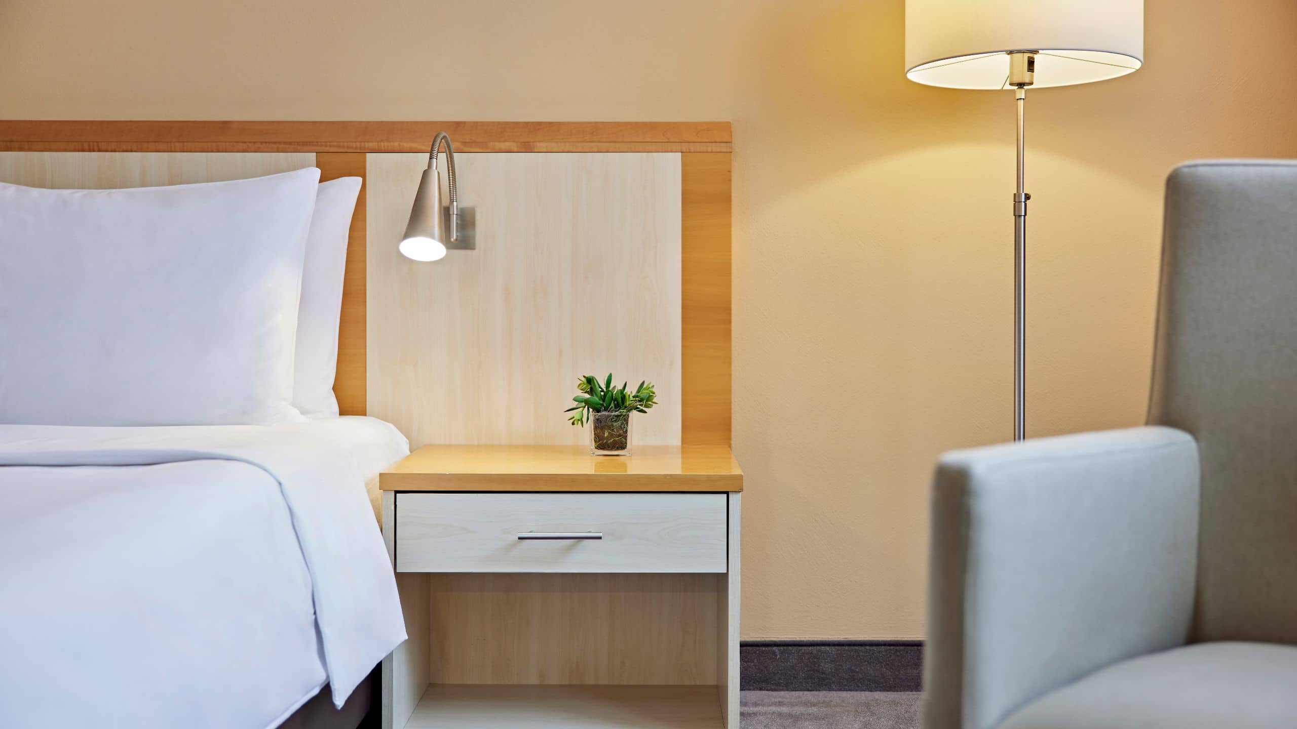 第 2，共 5 Lindner Hotel Dom Residence One King Bed Bedside