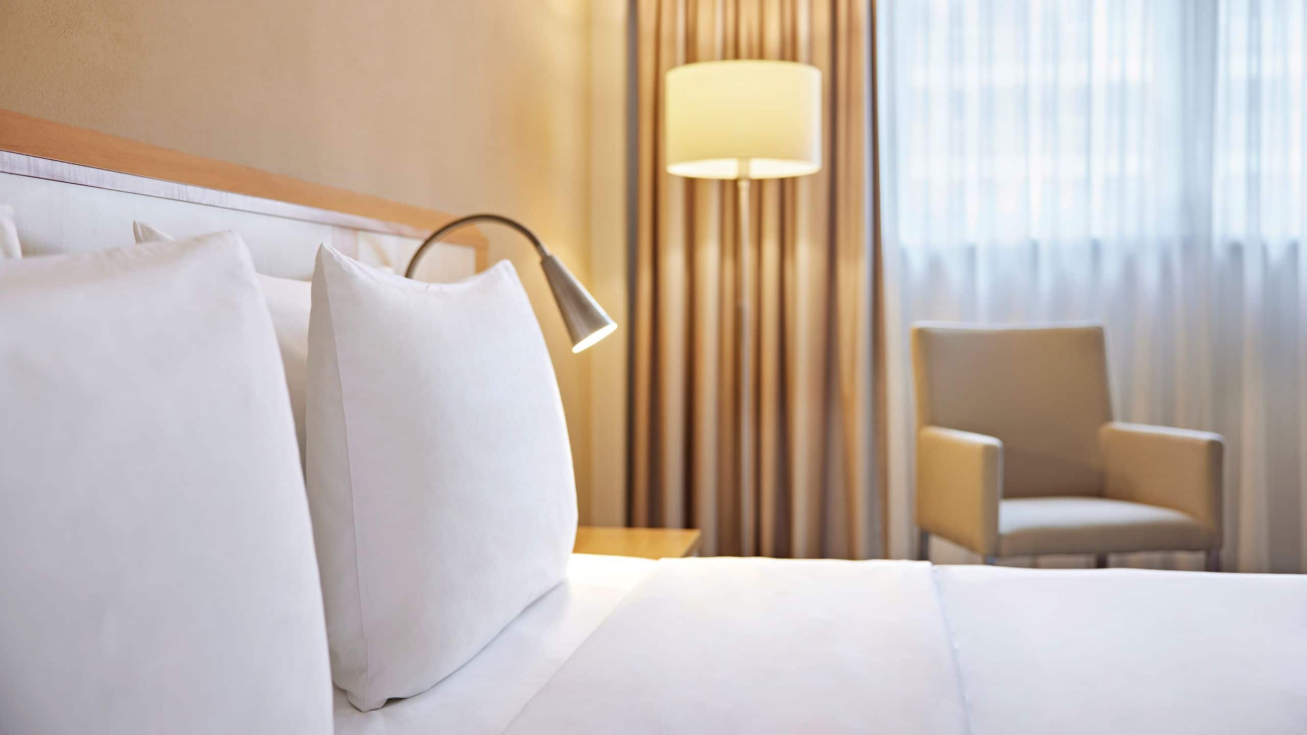 第 3，共 5 Lindner Hotel Dom Residence One King Bed Pillows