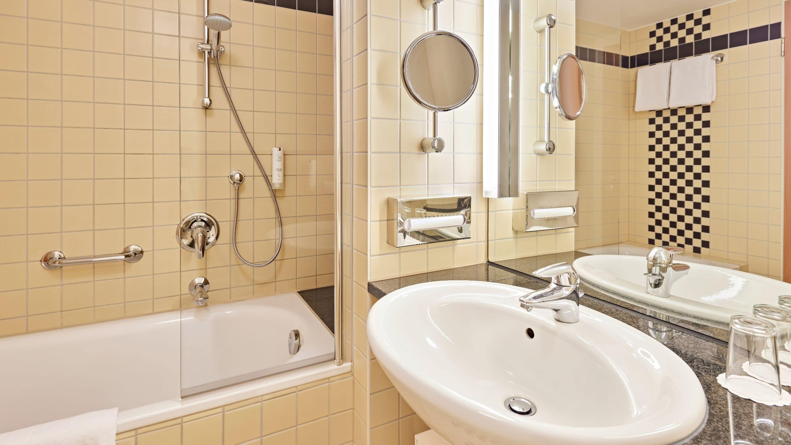 第 5，共 5 Lindner Hotel Dom Residence One King Bed with Balcony Deluxe Bathroom