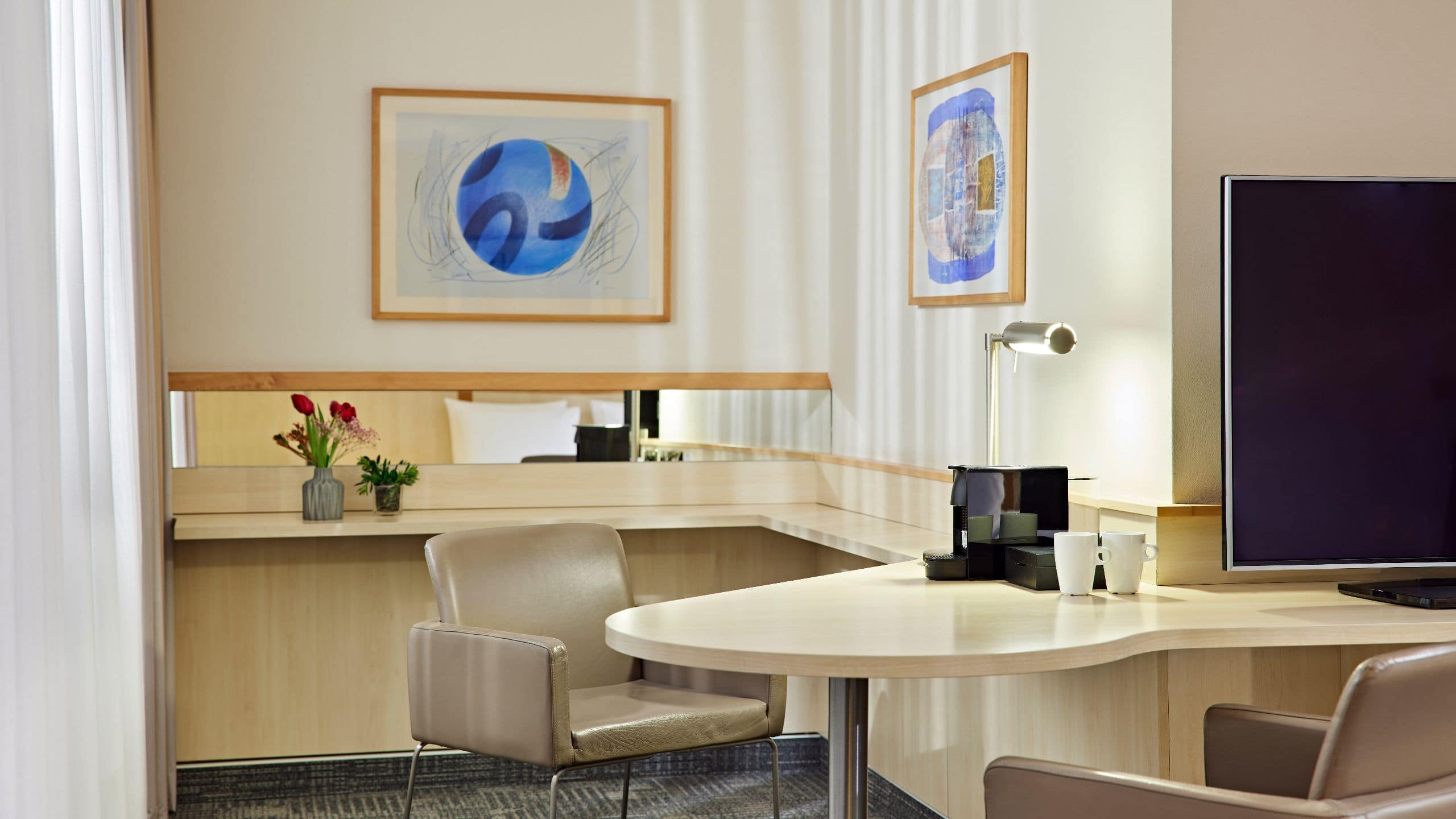 第 4，共 5 Lindner Hotel Dom Residence One King Bed with Balcony Deluxe Desk