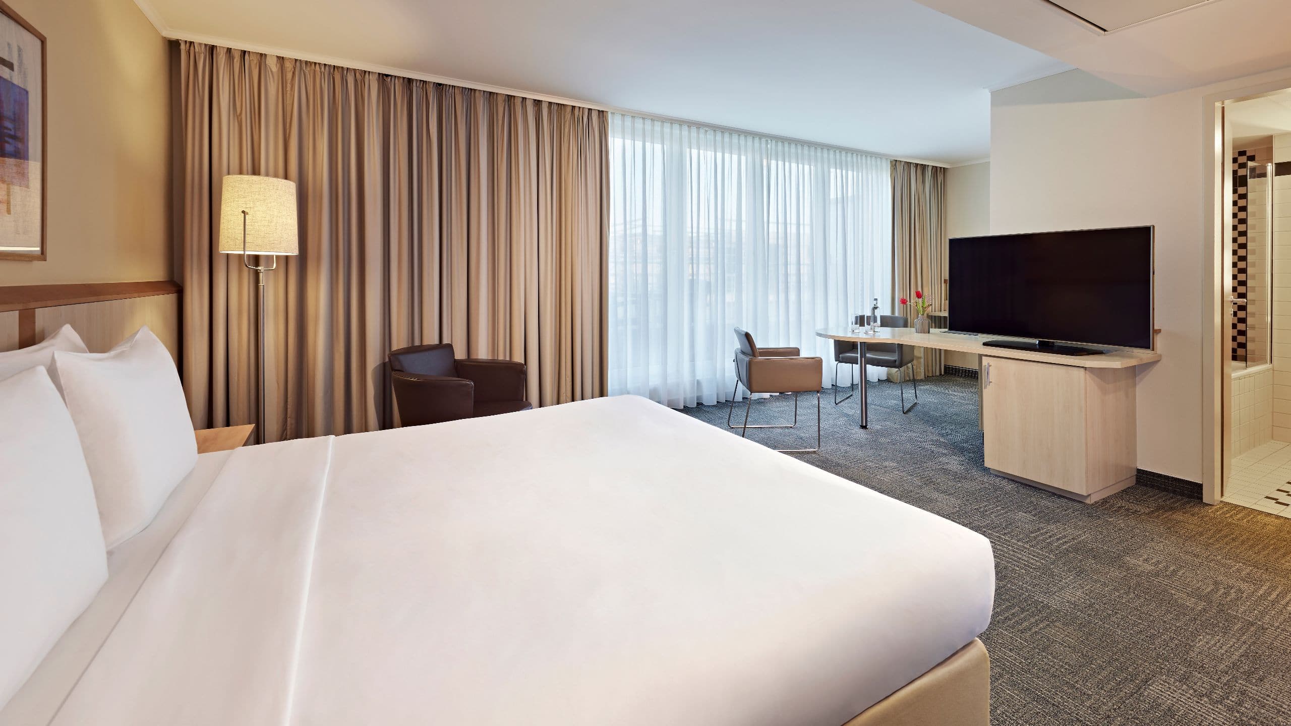 第 1，共 5 Lindner Hotel Dom Residence One King Bed with Balcony Deluxe Overview