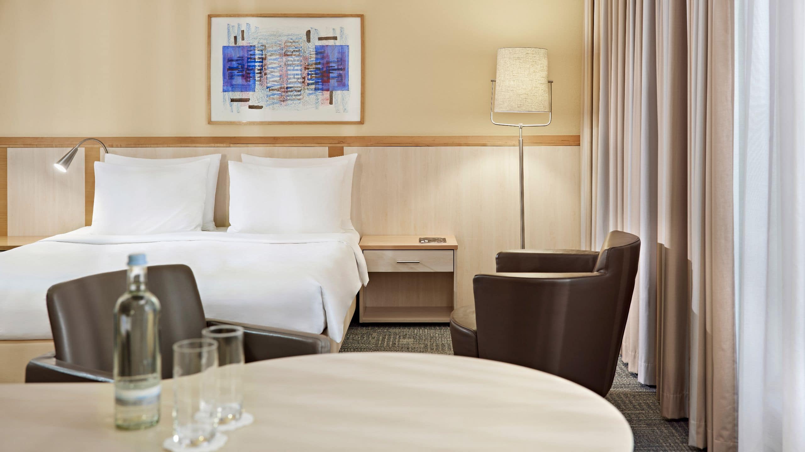 第 3，共 5 Lindner Hotel Dom Residence One King Bed with Balcony Deluxe
