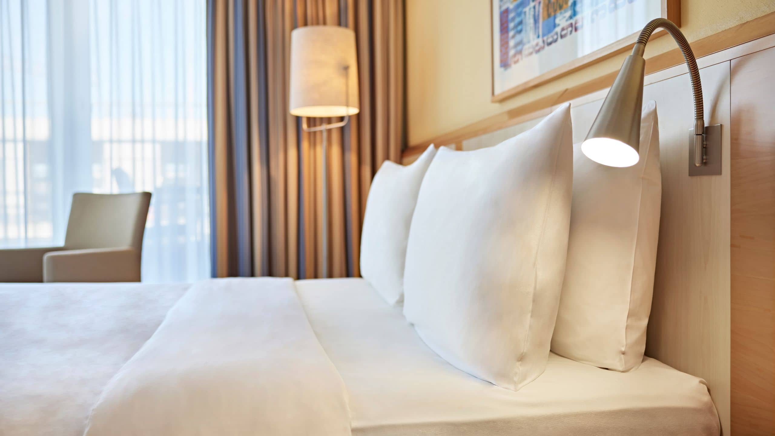 第 3，共 5 Lindner Hotel Dom Residence One Queen Bed with Balcony Deluxe Bedside