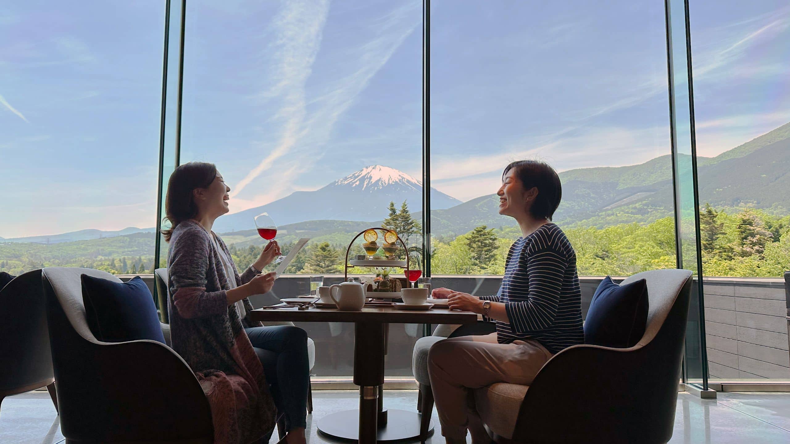 Fuji Speedway Hotel Trofeo Lounge Afternoon Tea Mount Fuji Women Laughing