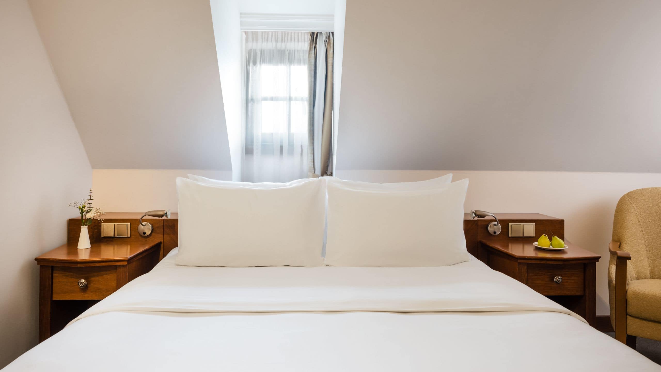 2/5 Lindner Hotel Prague Castle One Queen Bed