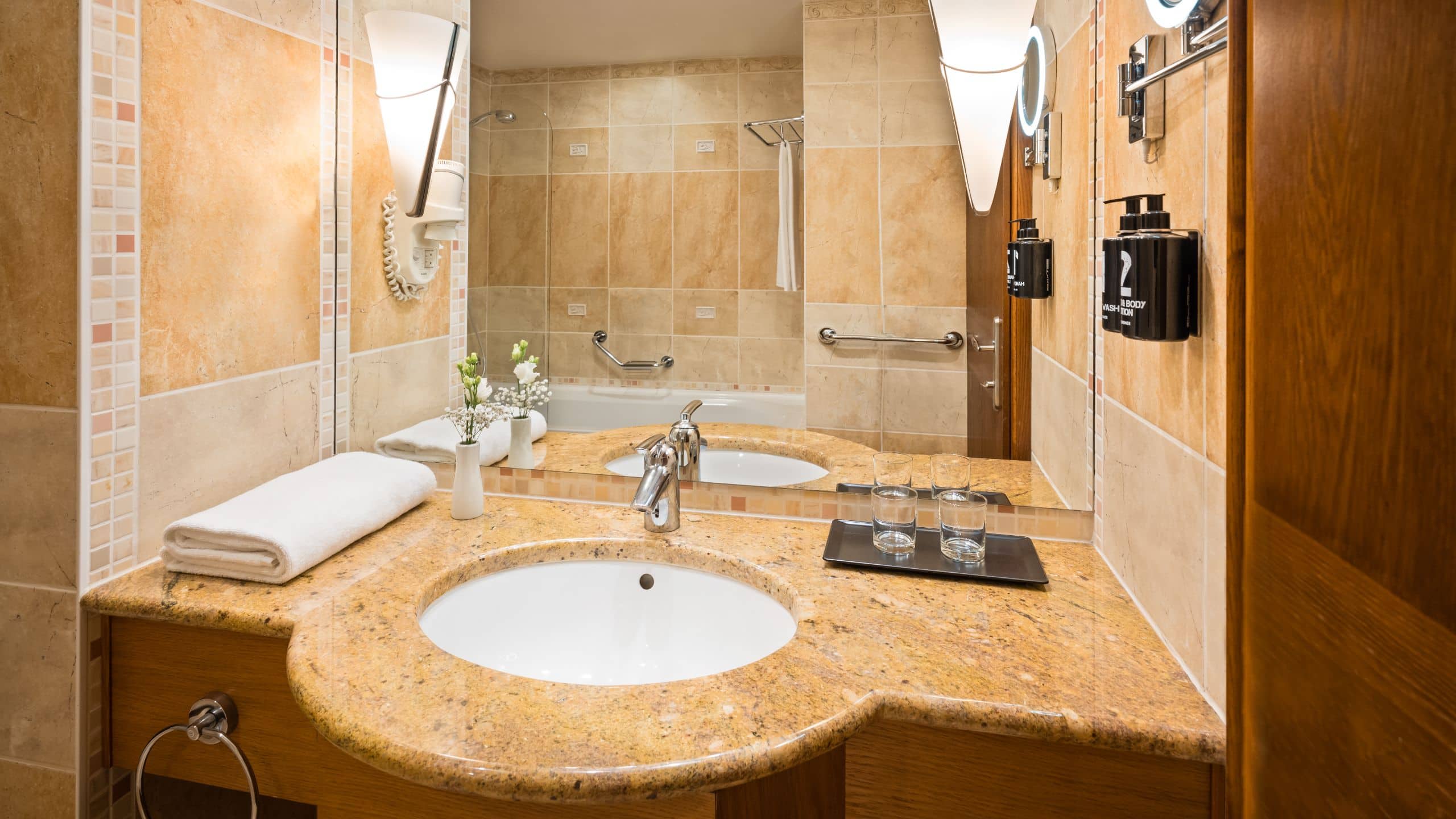 5/5 Lindner Hotel Prague Castle Two Twin Beds Deluxe Bathroom