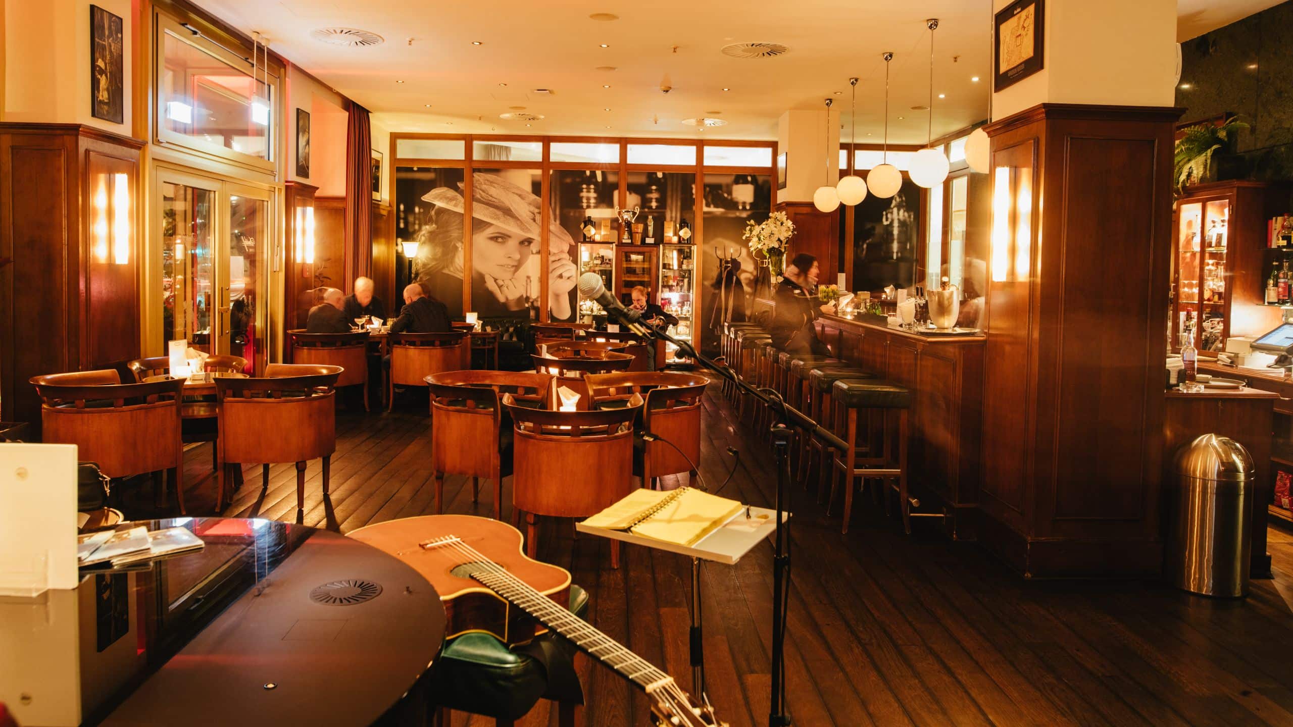 Lindner Hotel & Residence Main Plaza Harrys NewYorkBar Guitar