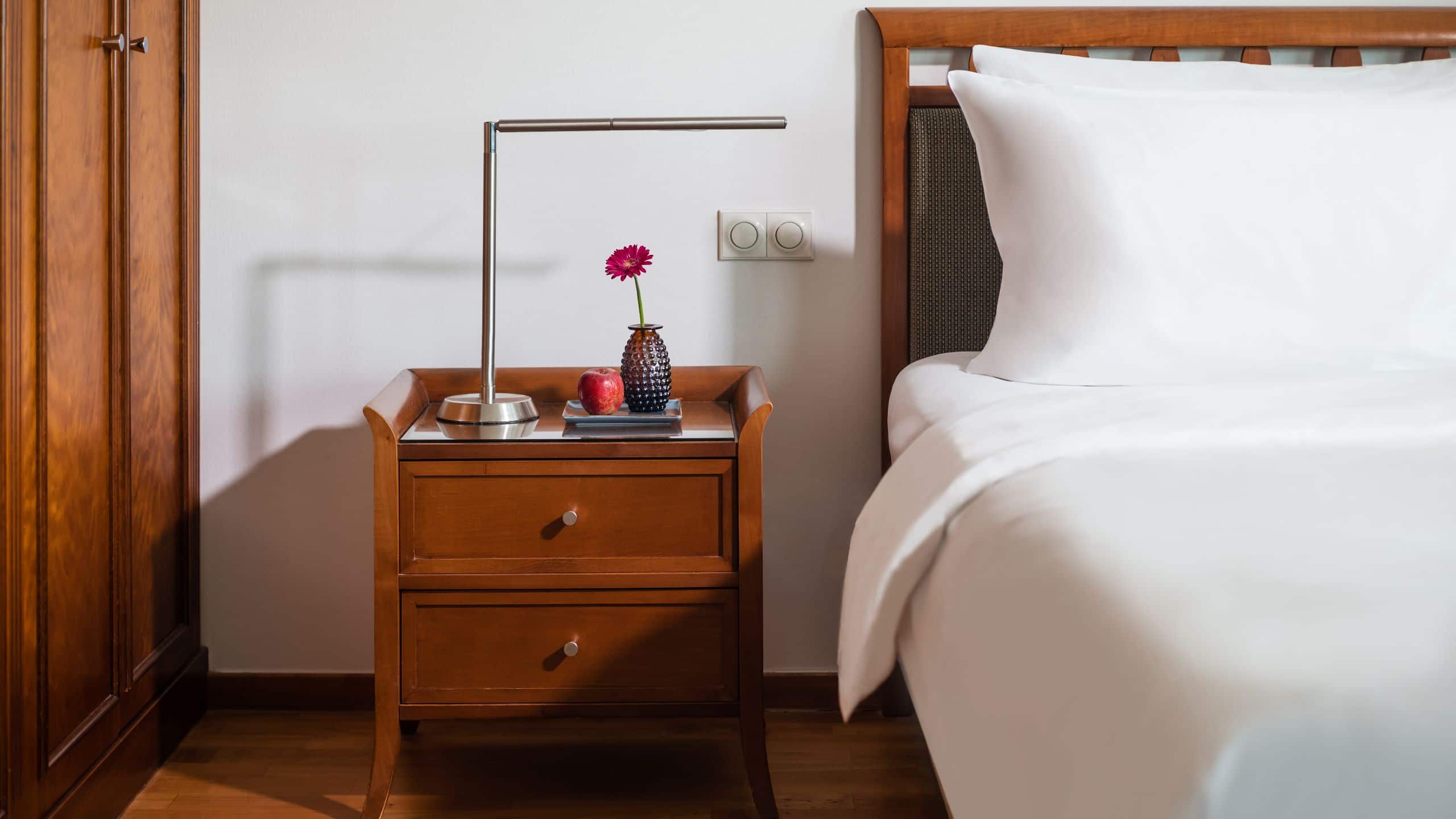 5 de 5 Lindner Hotel & Residence Main Plaza One King Bed Deluxe with Kitchenette Bedside Table