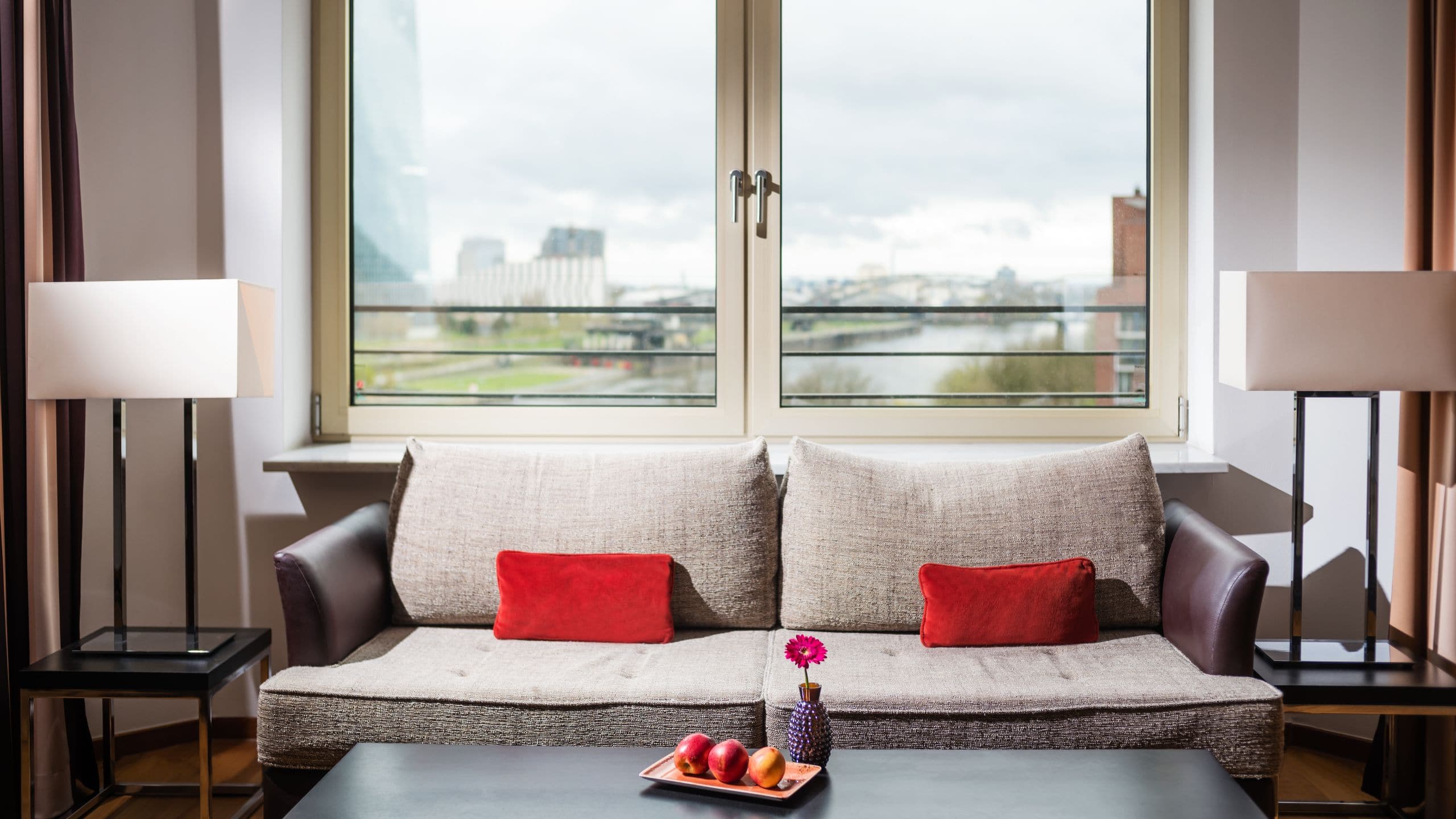 4 de 5 Lindner Hotel & Residence Main Plaza One King Bed Skyline View with Kitchenette Sofa