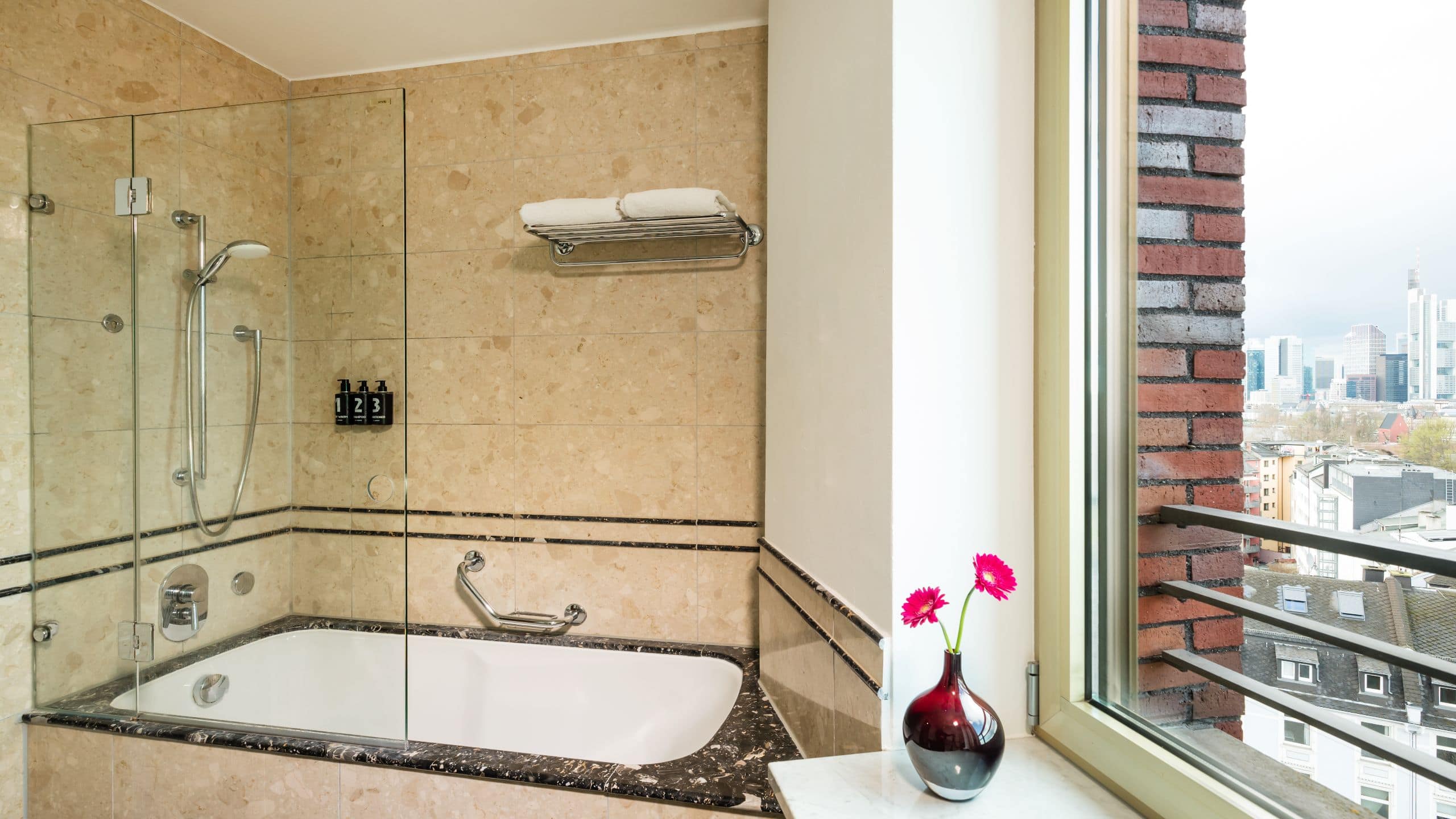 5 de 5 Lindner Hotel & Residence Main Plaza One Queen Bed with Kitchenette Bathroom