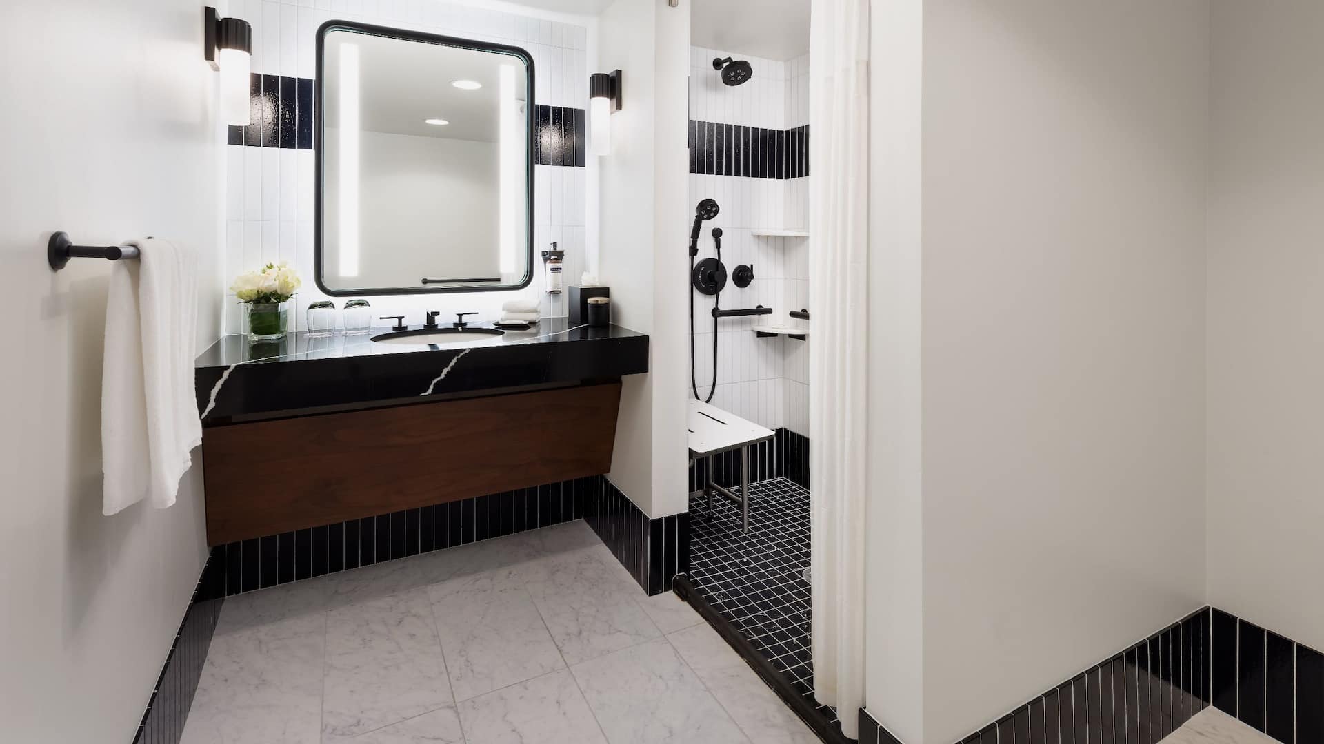 2 de 3 Hyatt Regency San Francisco Downtown SOMA Accessible Bathroom Shower