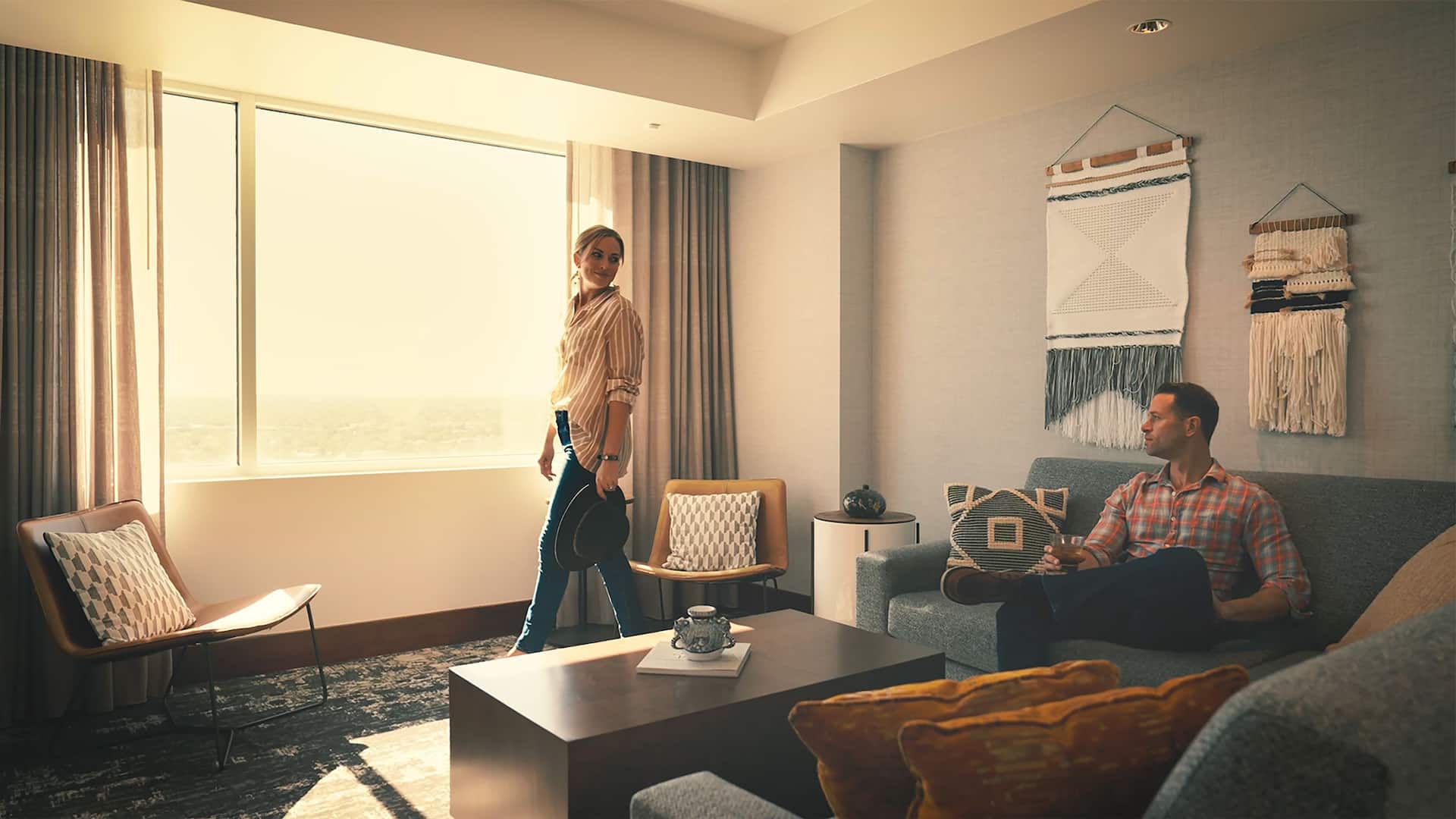 1 de 7 Grand Hyatt San Antonio River Walk Guestroom Couple