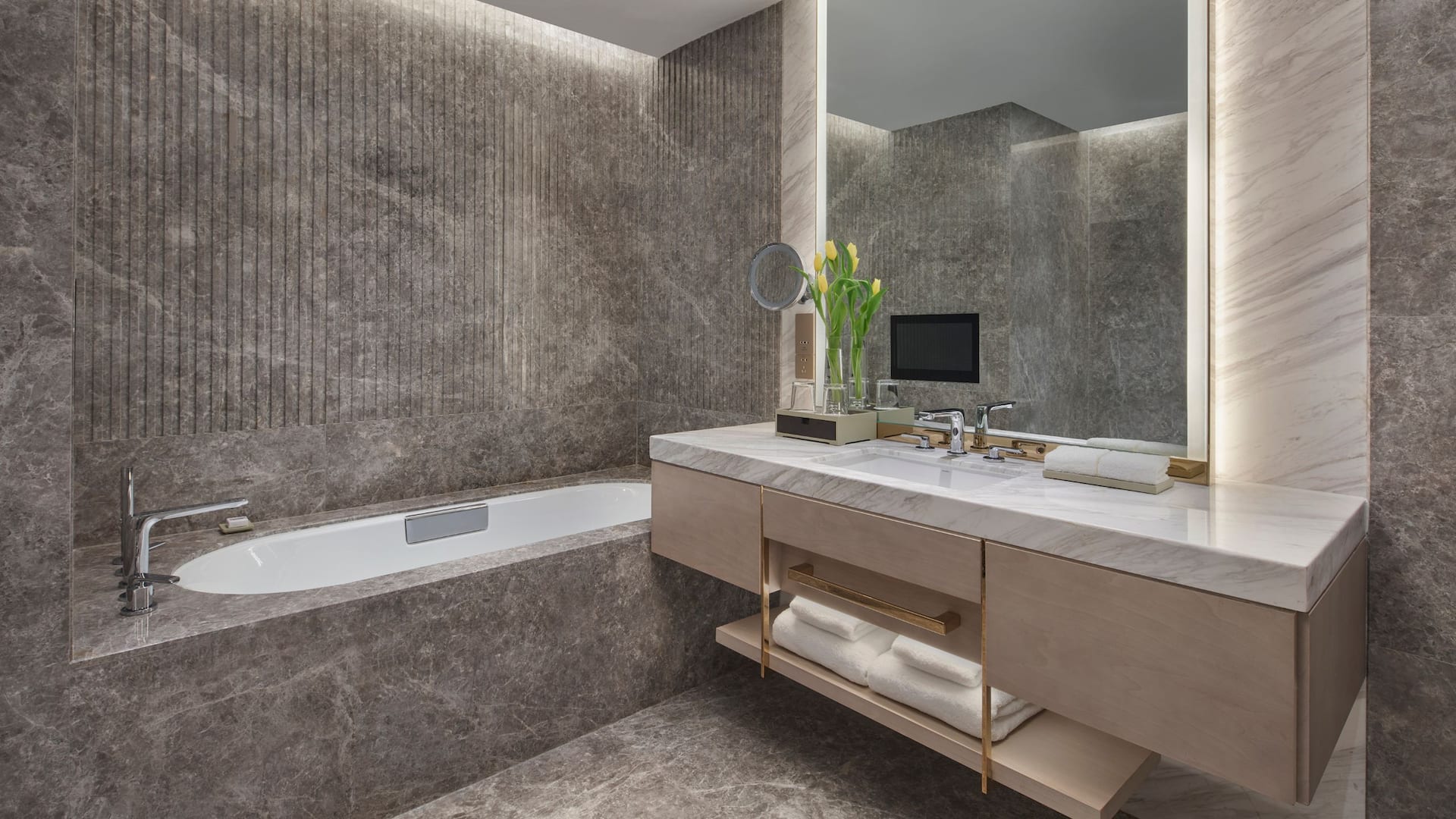 Hyatt Regency Metropolitan Chongqing Regency Deluxe Suite Washroom
