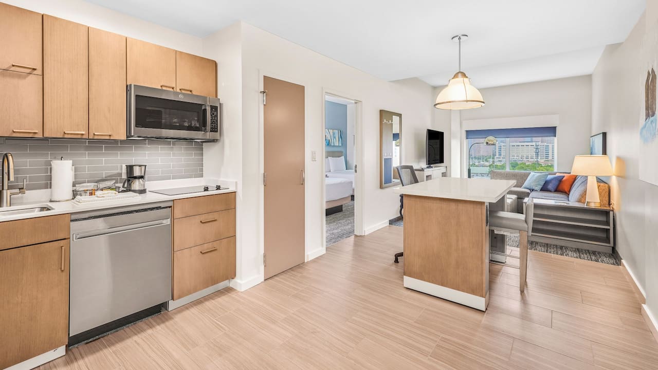 Bedroom suite kitchen | Hyatt House Houston Medical Center