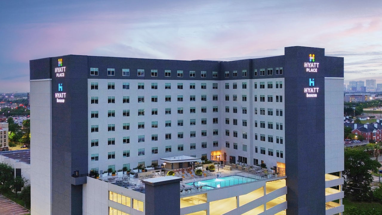 Exterior sunset of rooftop pool | Hyatt Place Hyatt House Houston Medical Center