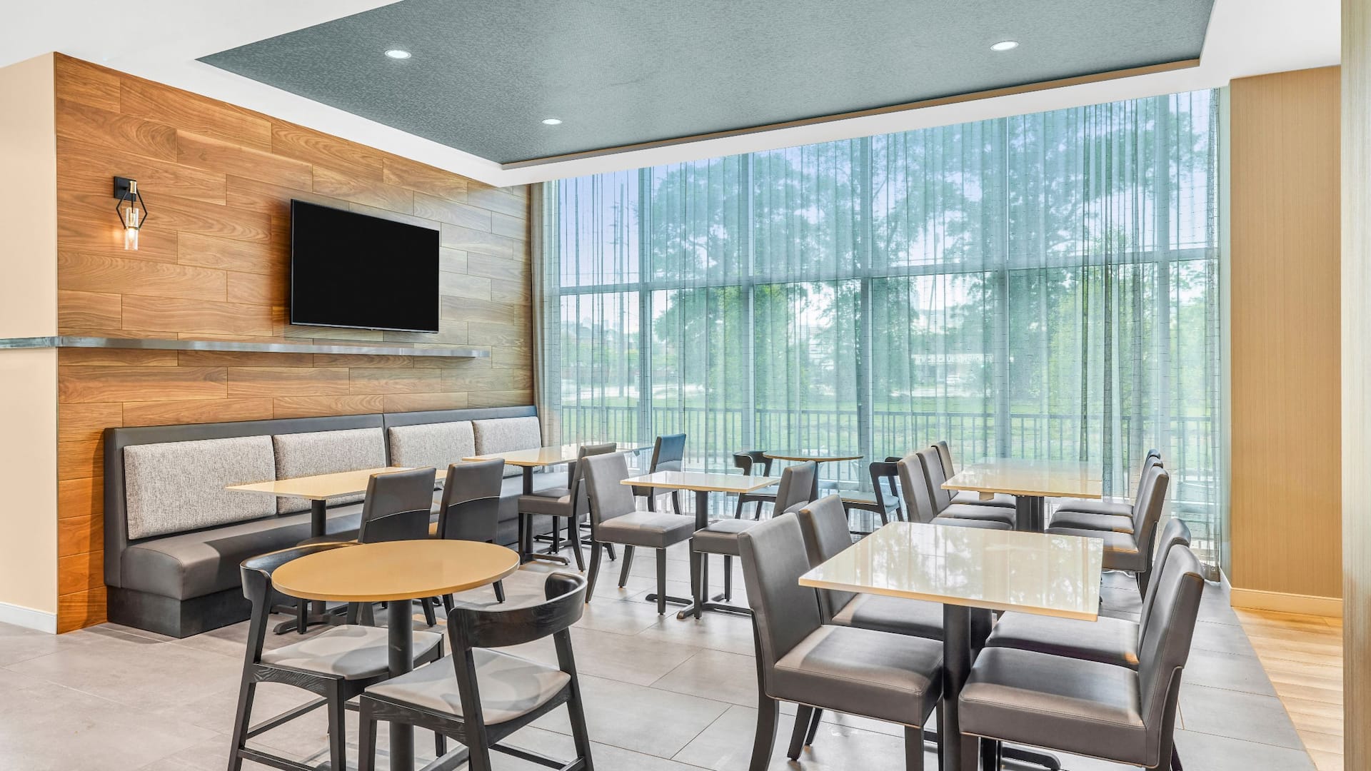 Hyatt Place Houston Medical Center Lobby Dining Area